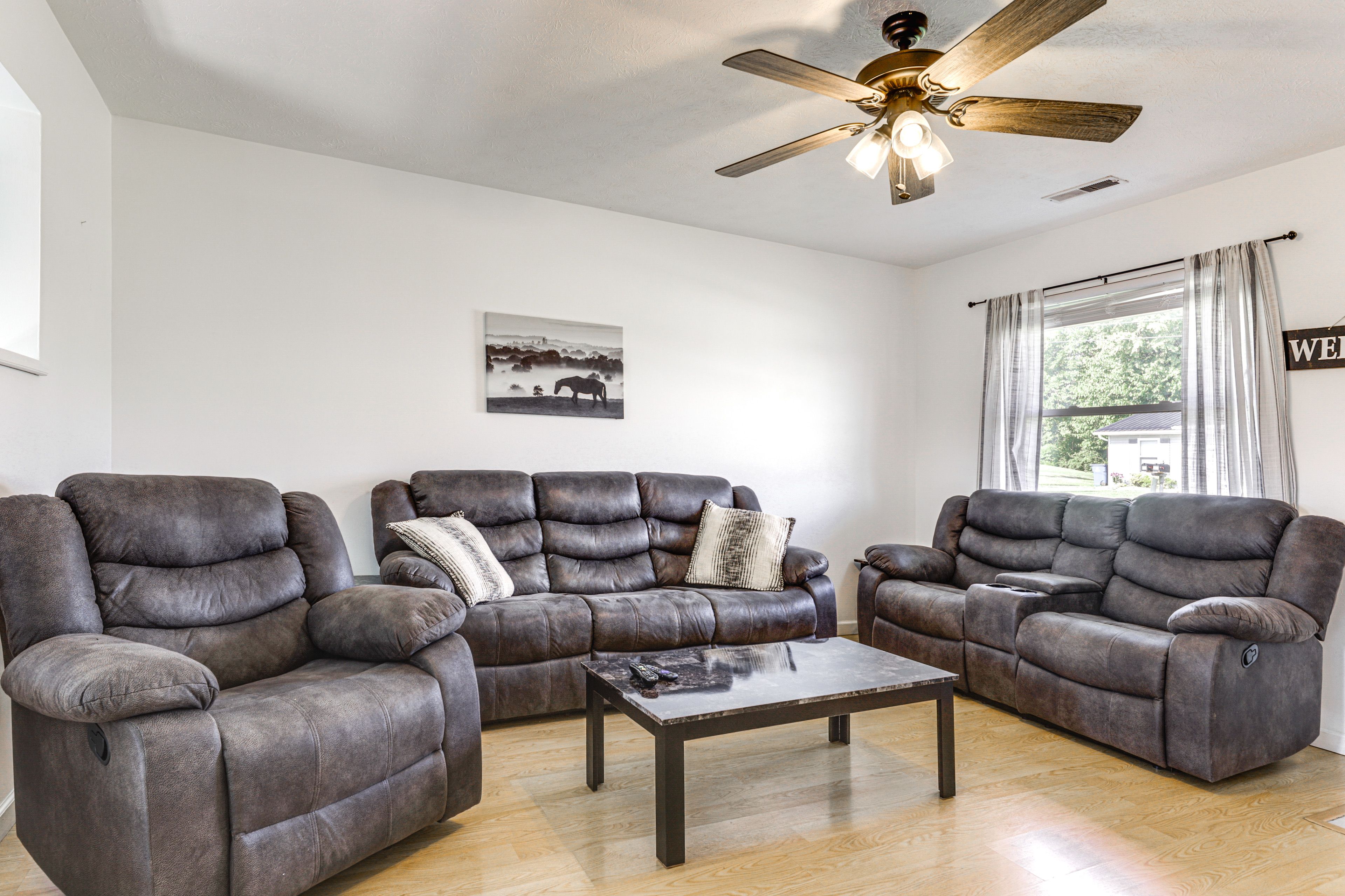 Living Room | Smart TV | Free WiFi | Central Heating & A/C