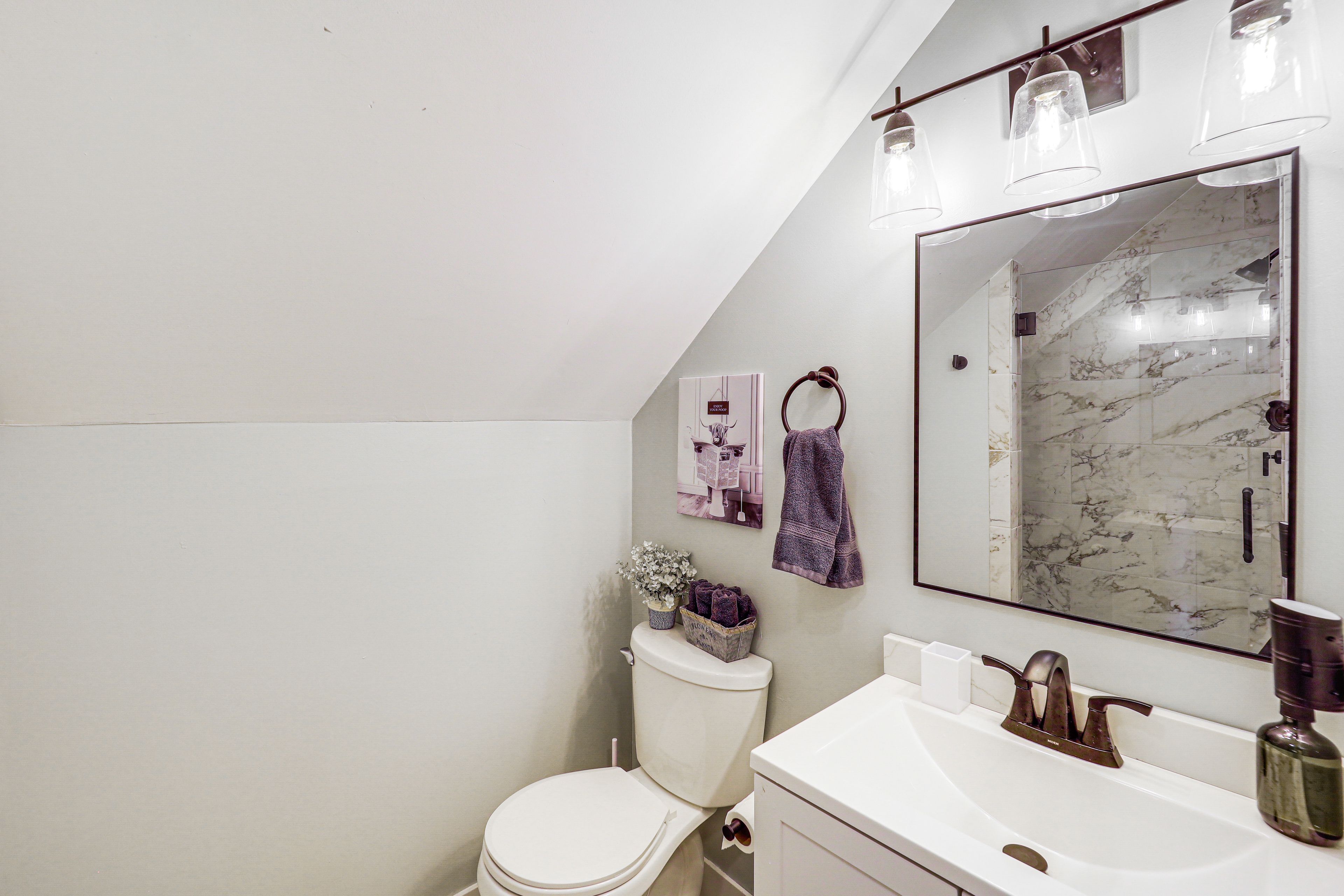Full Bathroom | Shower | 2nd Floor