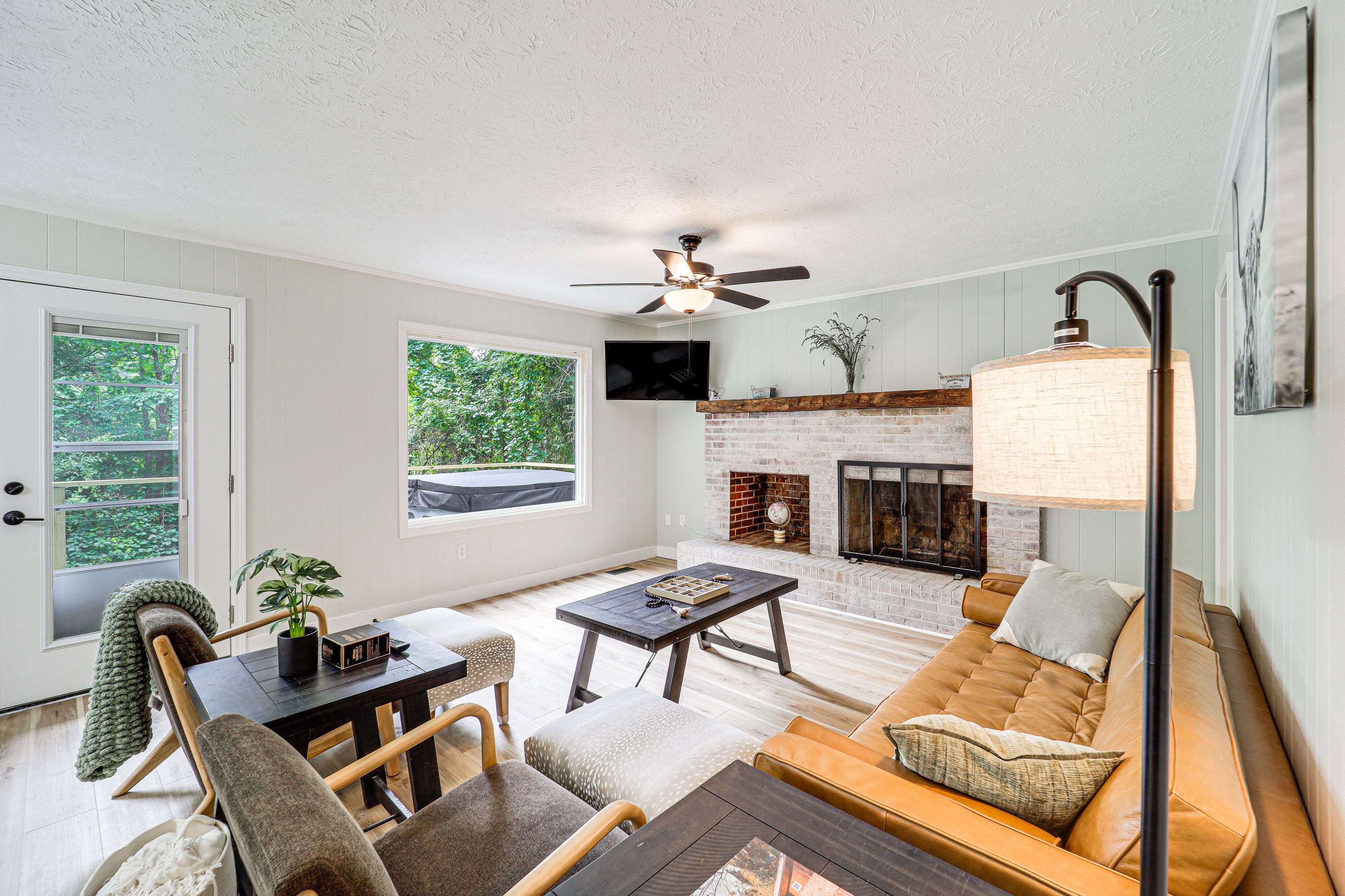 Living Room | Flat-Screen TV | Central Air Conditioning/Heat | 1st Floor