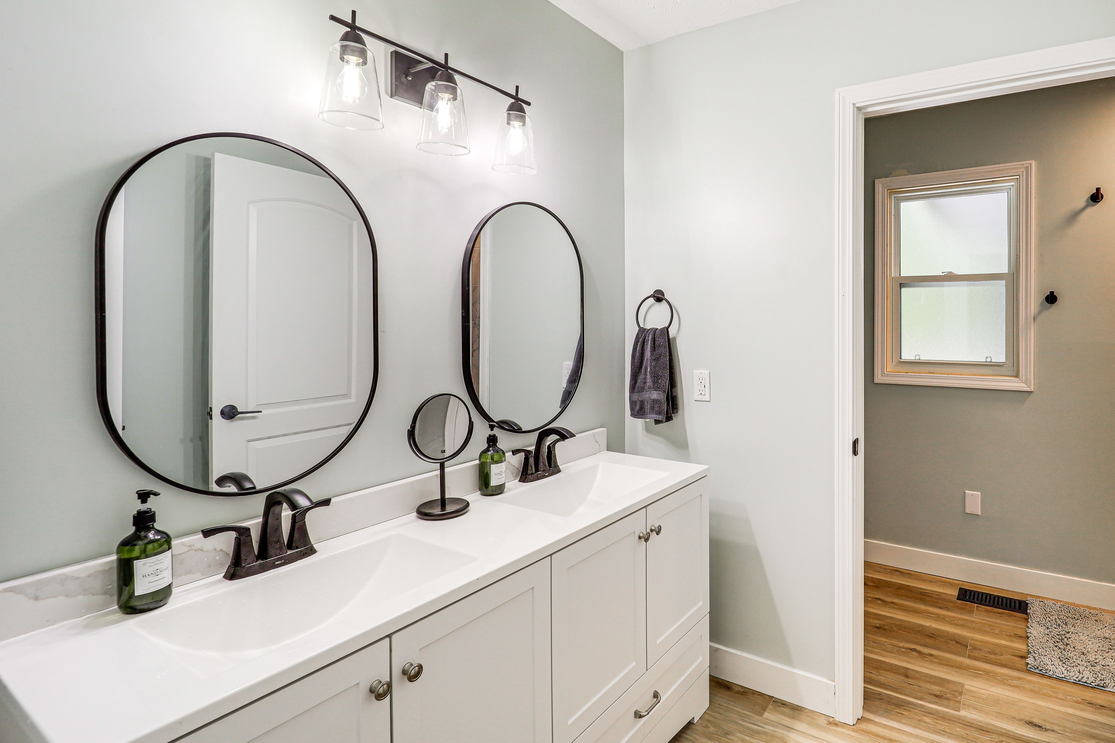 Full Bathroom | Shower | Towels Provided | 1st Floor