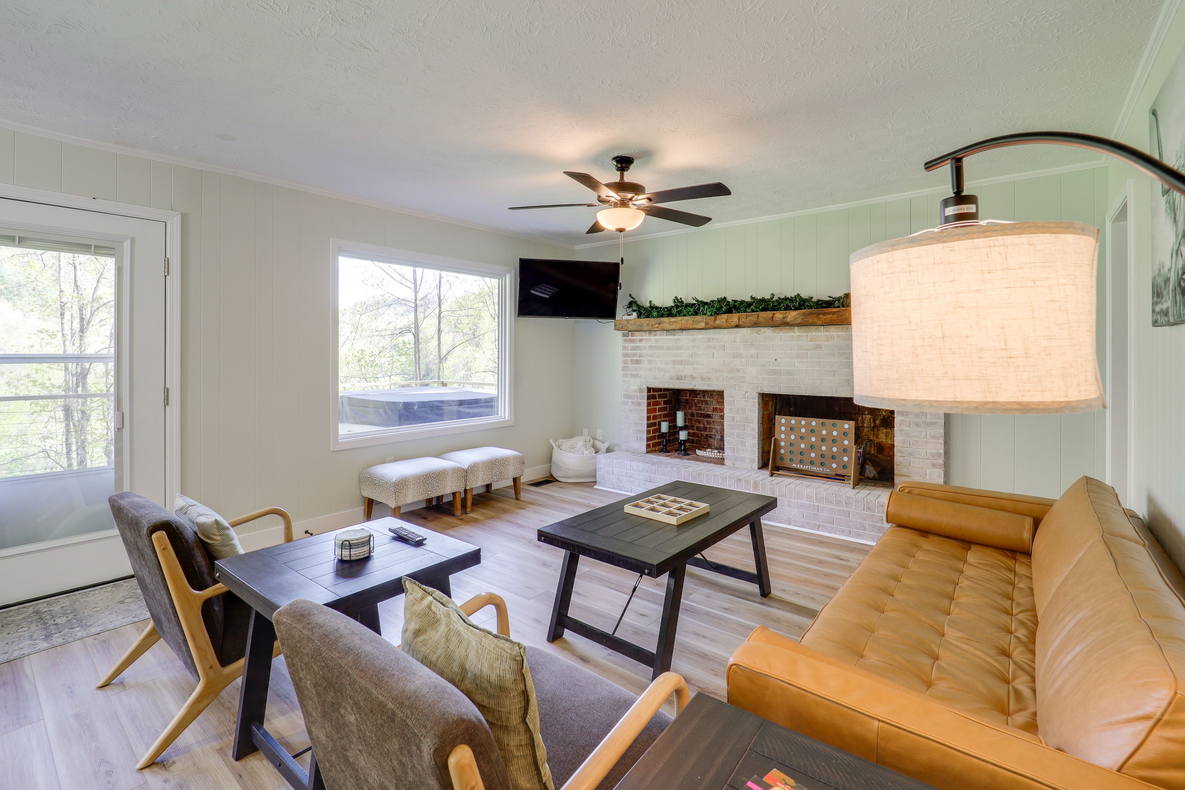 Living Room | Flat-Screen TV | Central Air Conditioning/Heat | 1st Floor