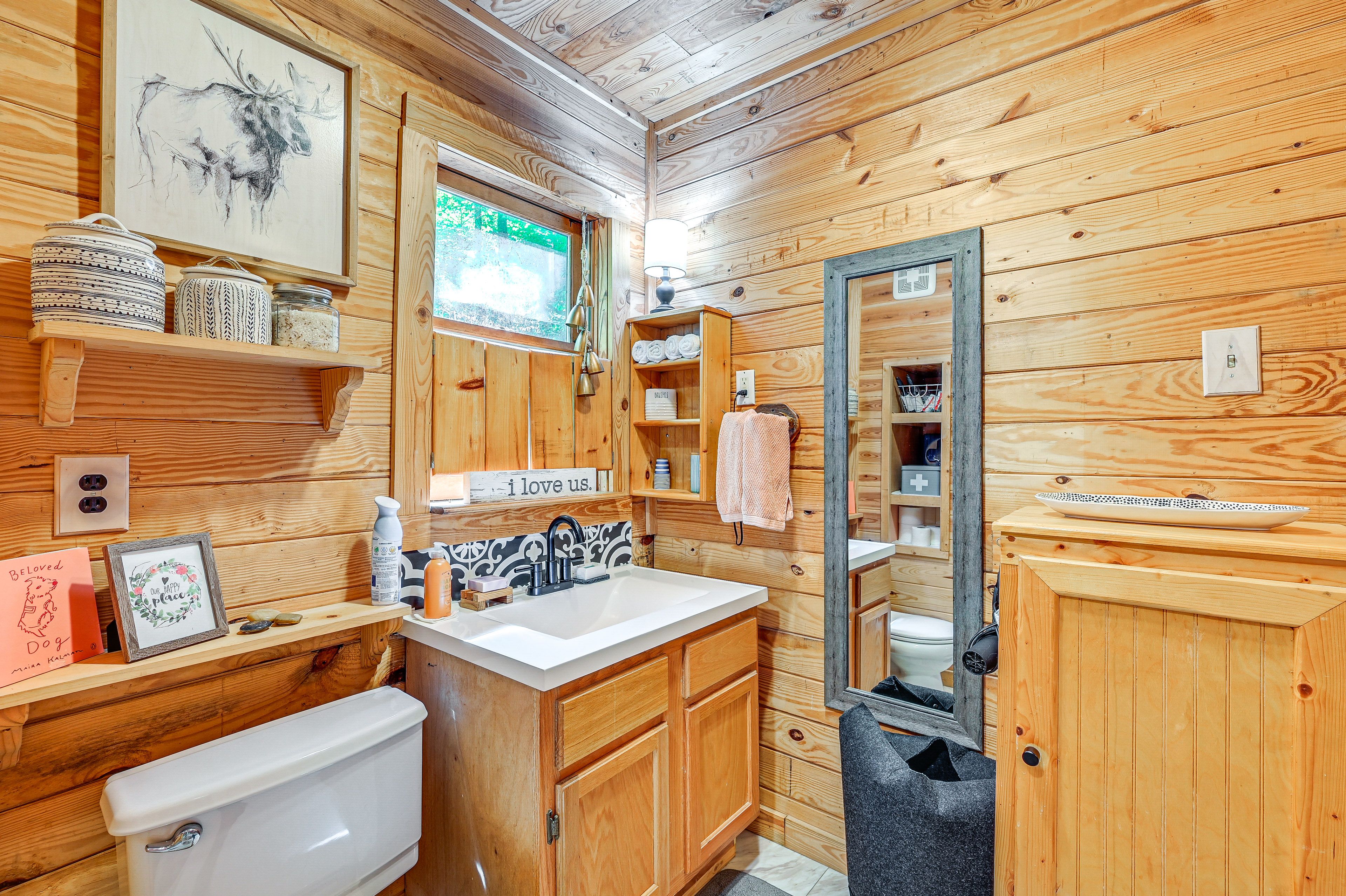 Full Bathroom | Towels Provided | 1st Floor