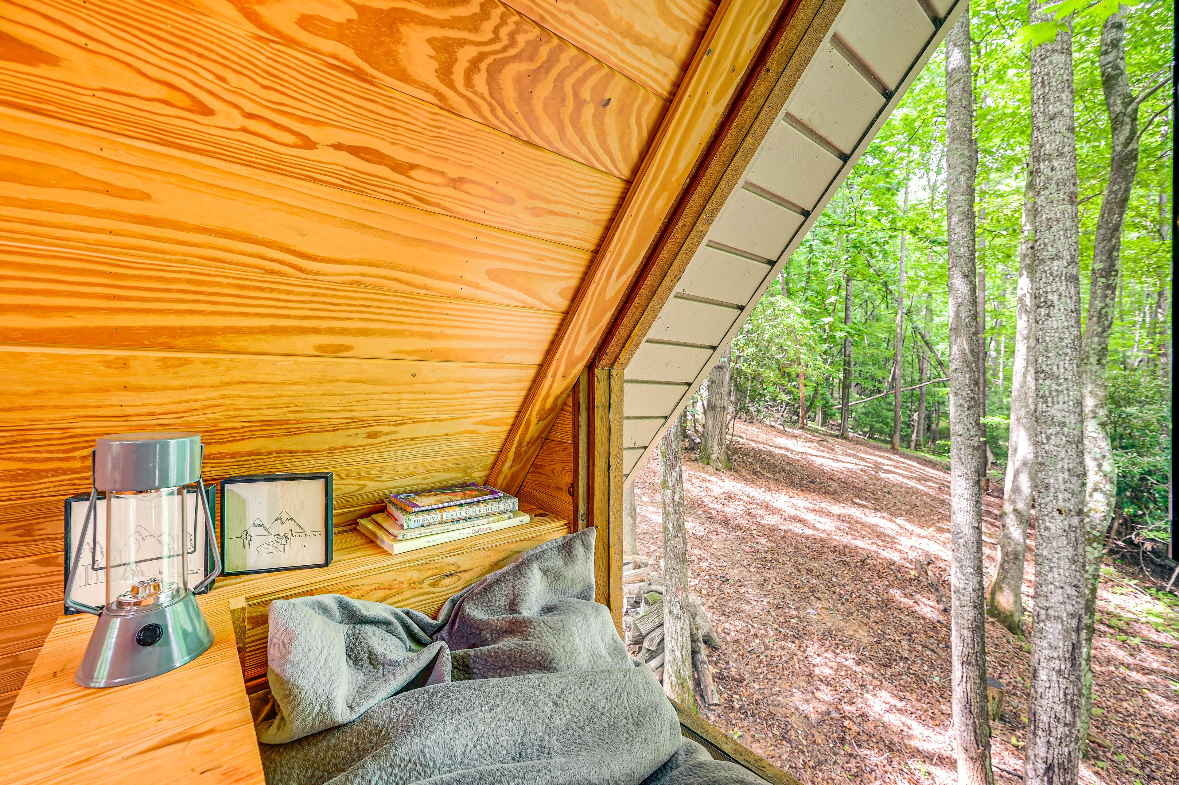 Reading Nook | 2nd Floor