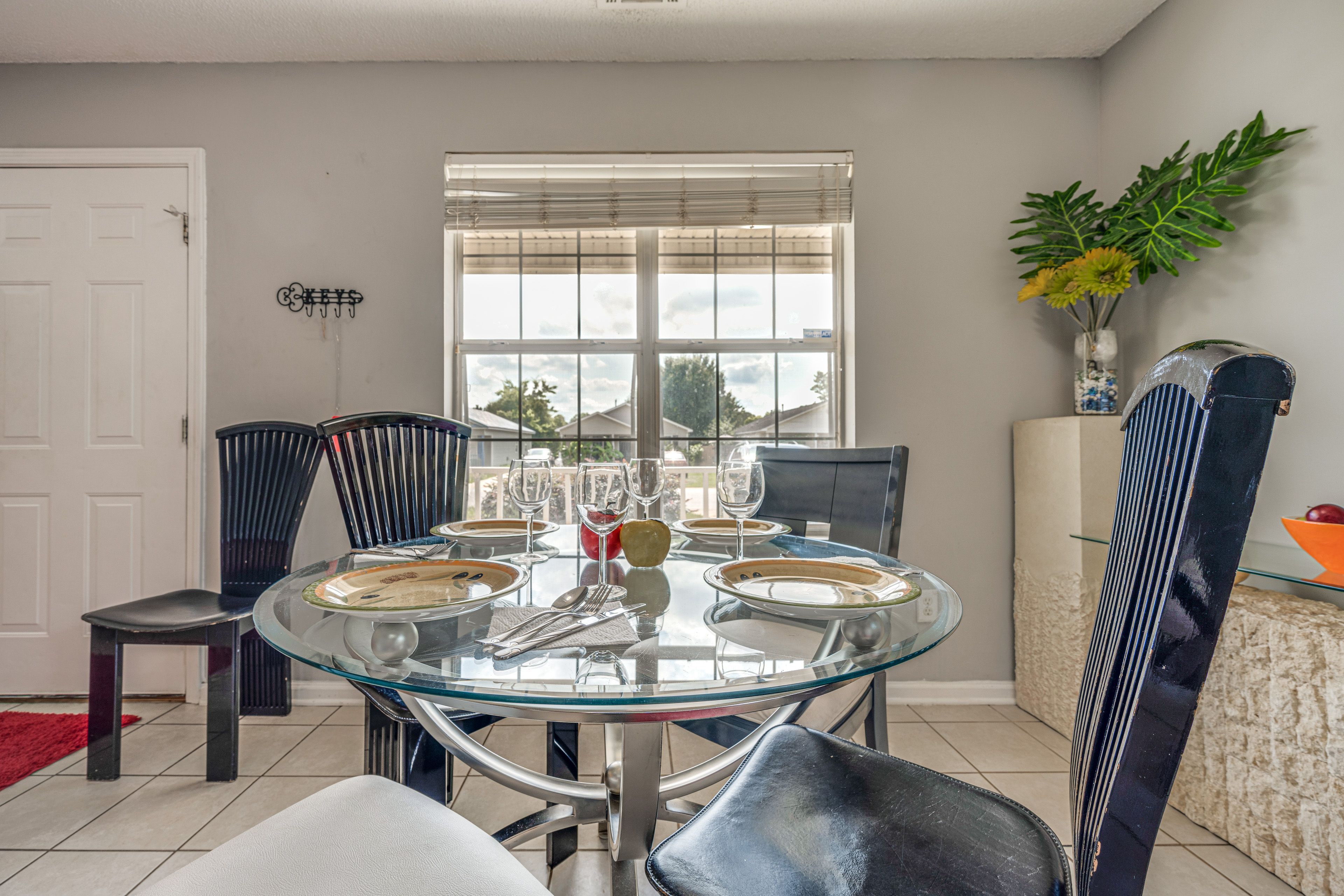 Dining Area | Dishware & Flatware Provided