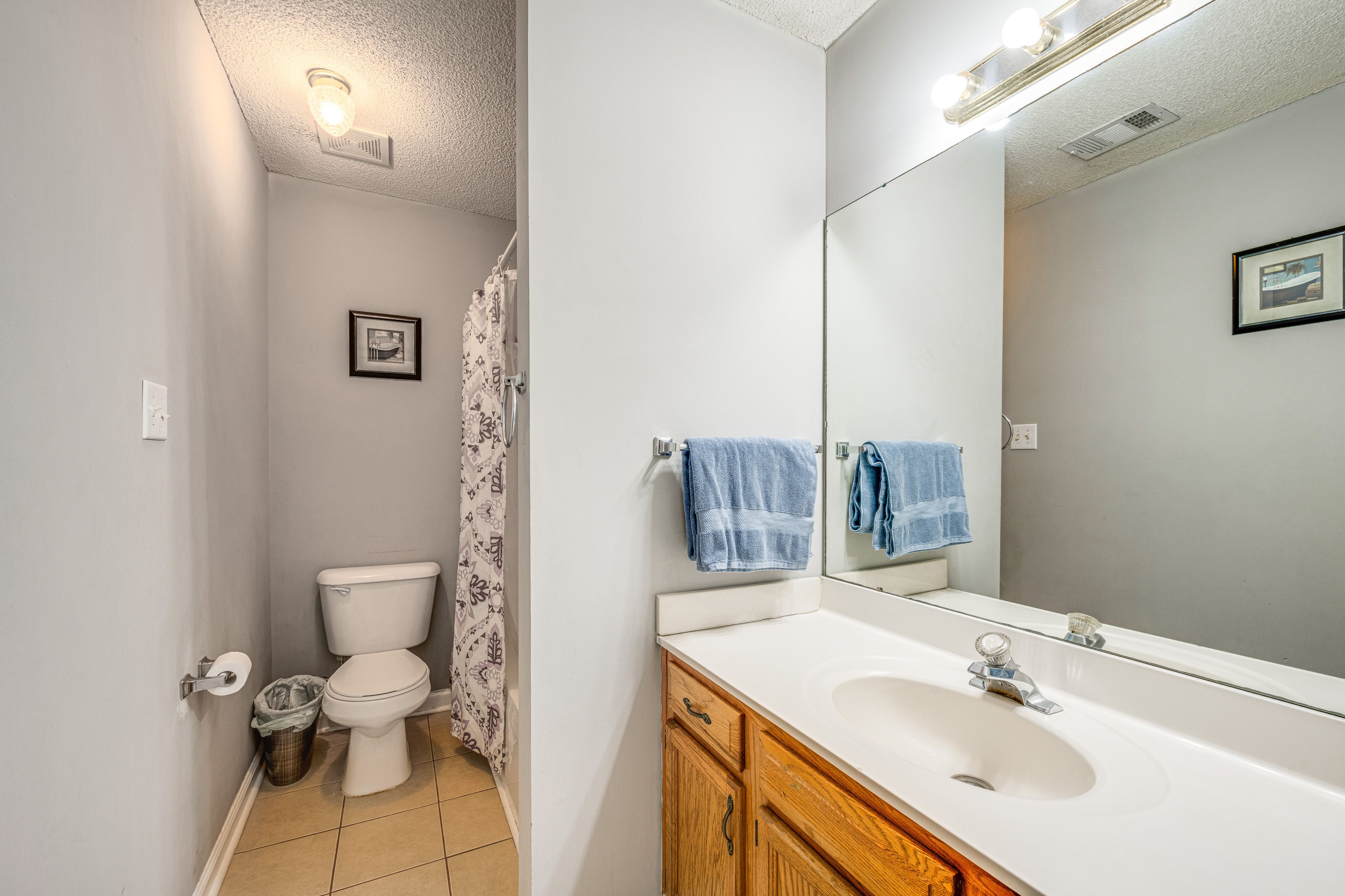 Full Bathroom | Towels Provided