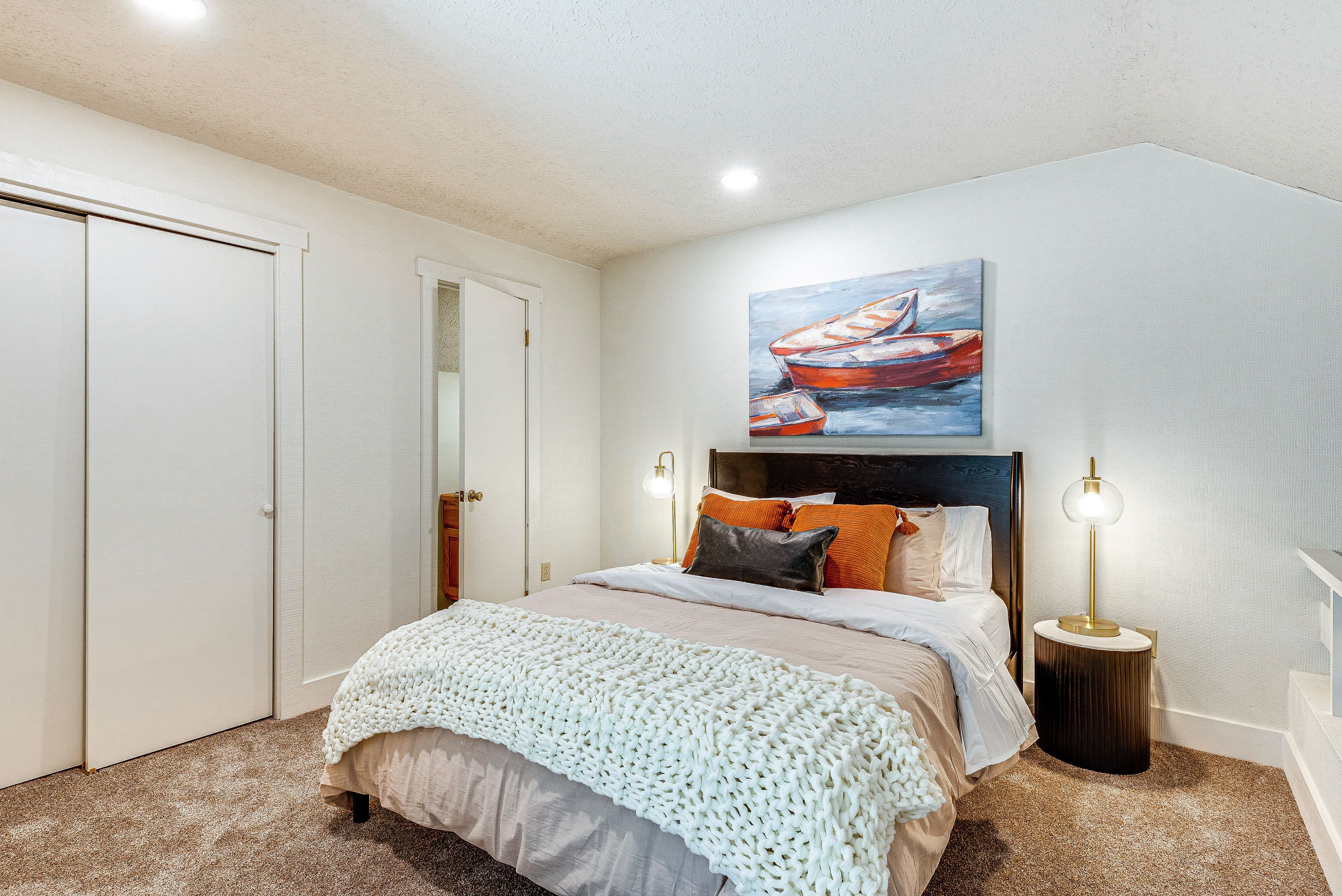 Loft | 2nd Floor | Queen Bed | Smart TV