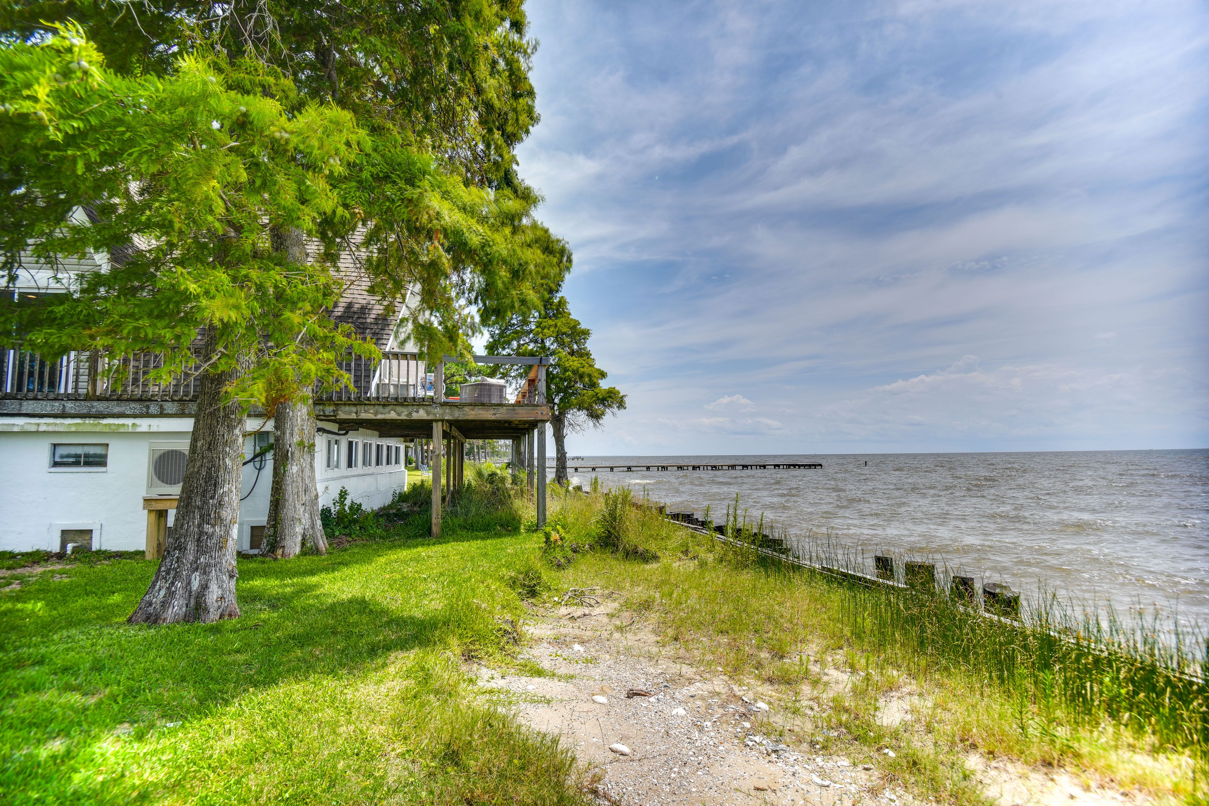 Private Yard | Fire Pit | 2 Kayaks w/ 2 Life Vests | Corn Hole | Charcoal Grill
