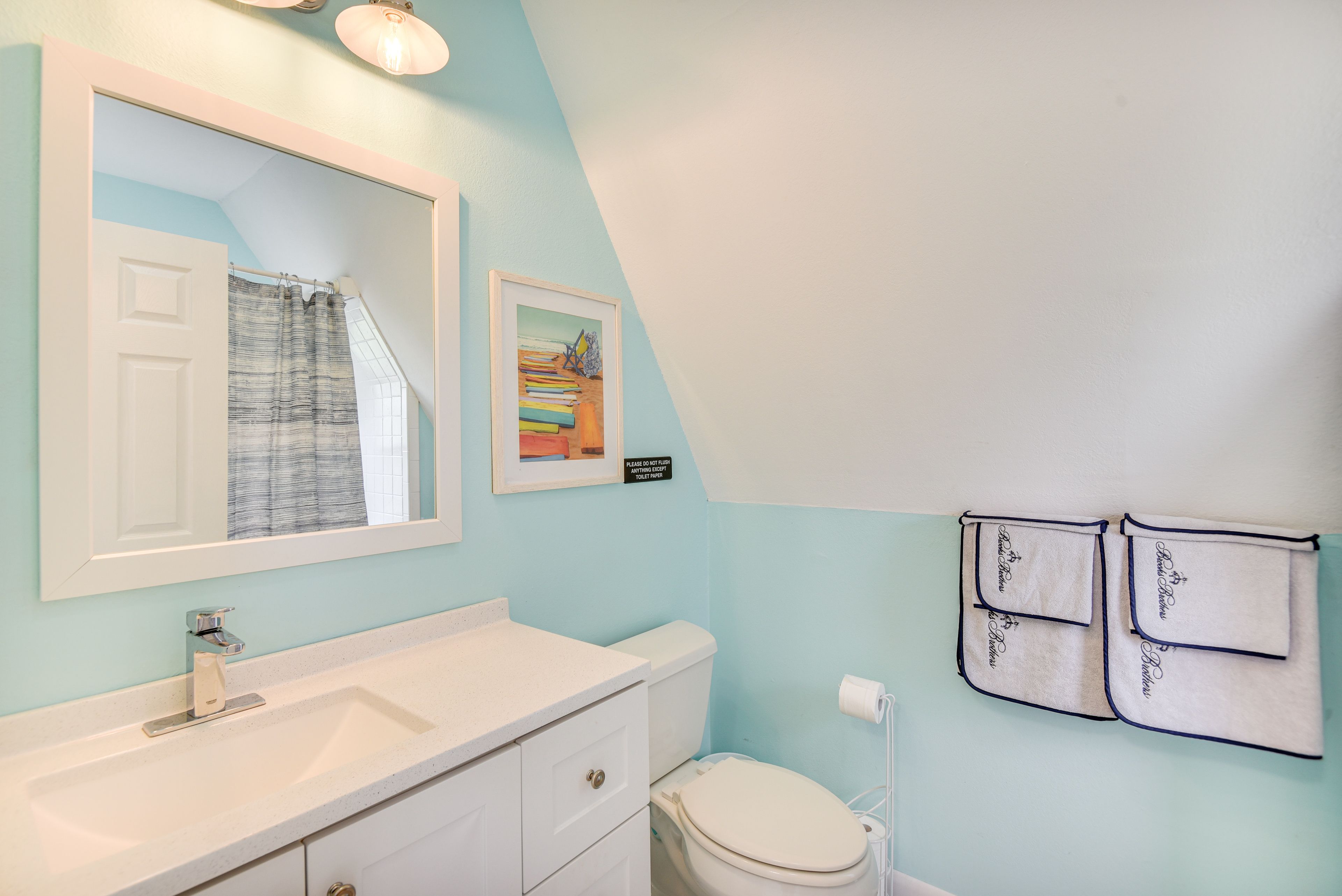 Full Bathroom | 1st Floor | Towels Provided