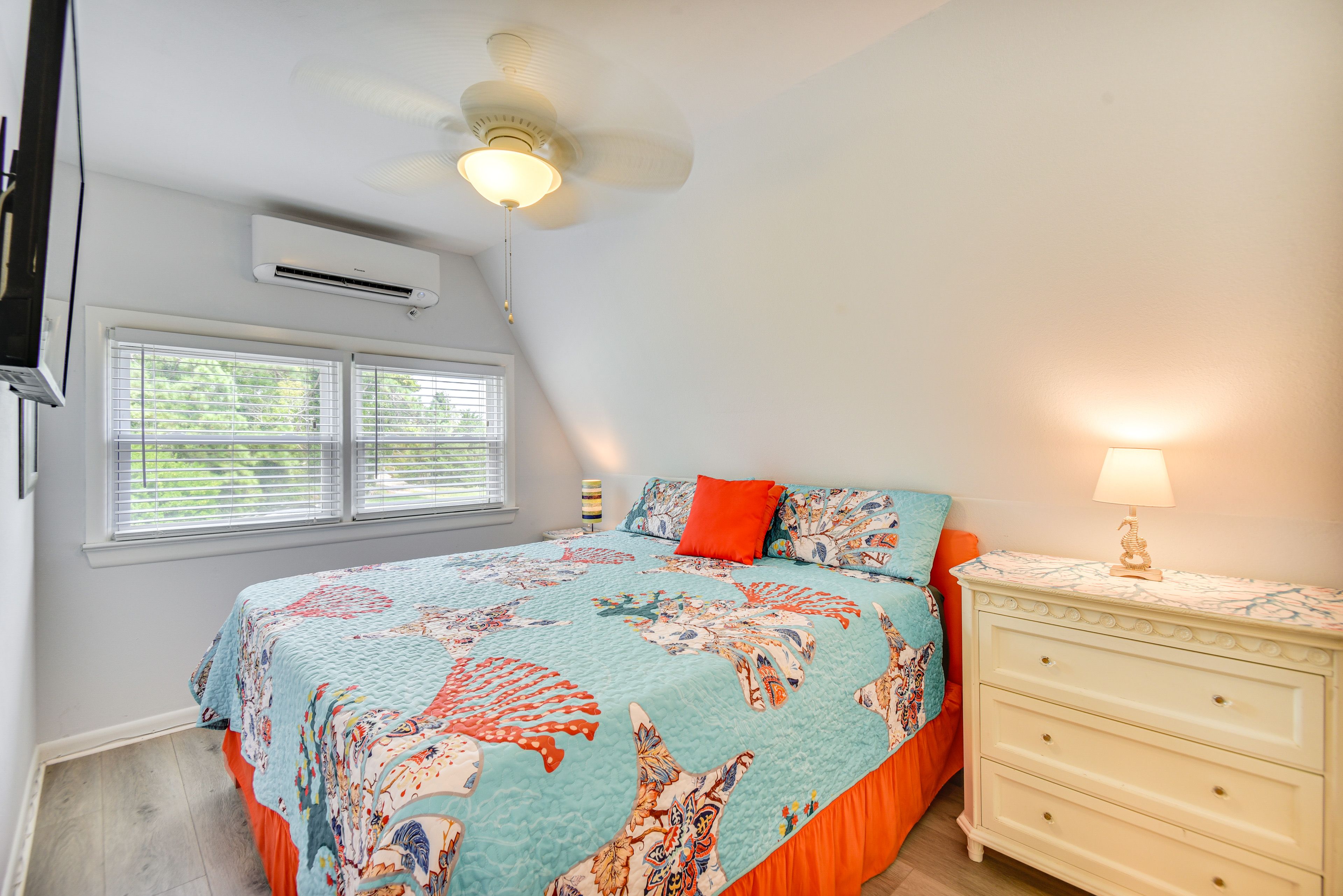 Bedroom 1 | King Bed | 1st Floor | Linens Provided