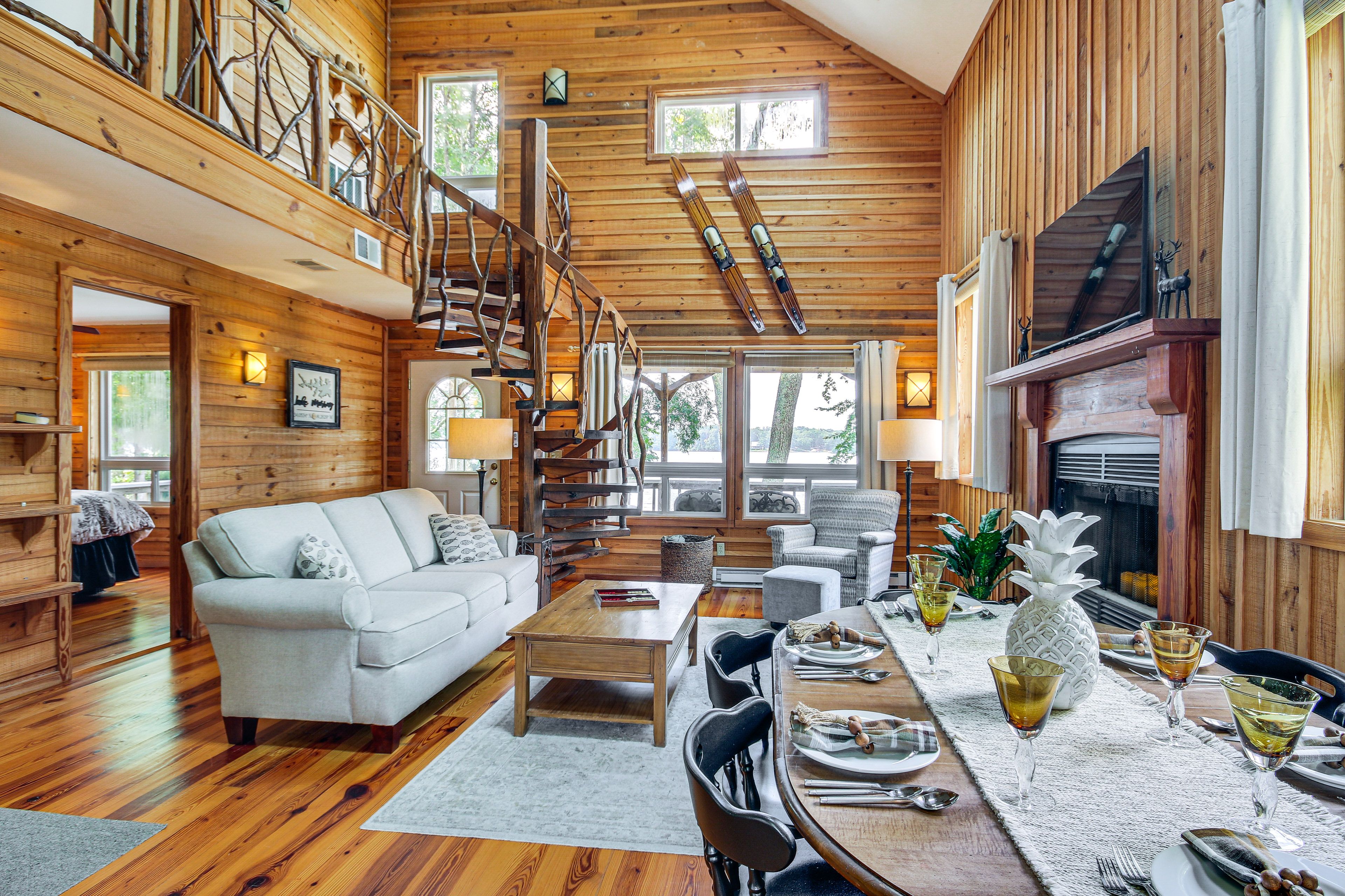 Living Room | Smart TV | Board Games
