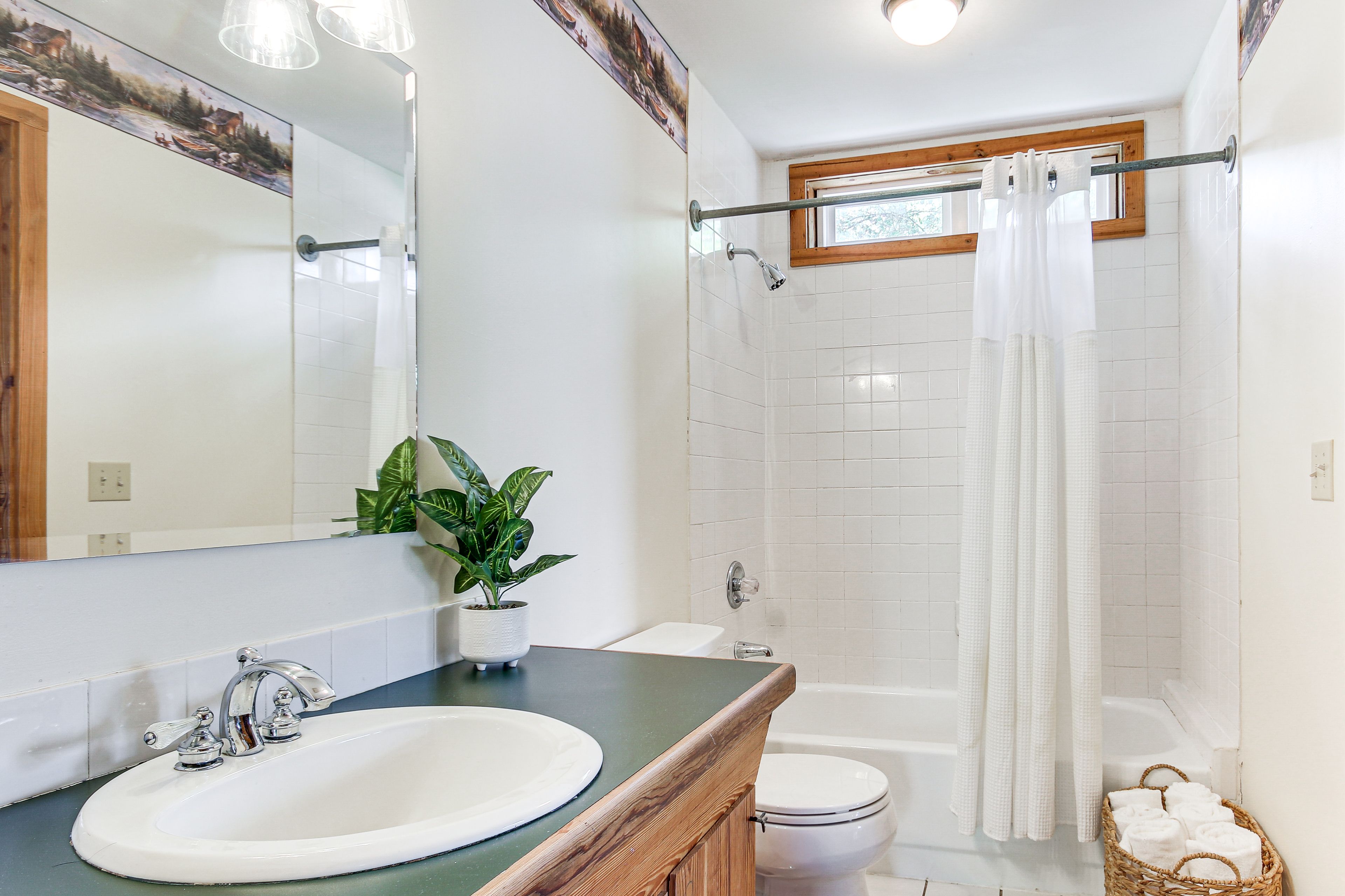 Full Bathroom | 2nd Floor | Towels Provided | Complimentary Toiletries