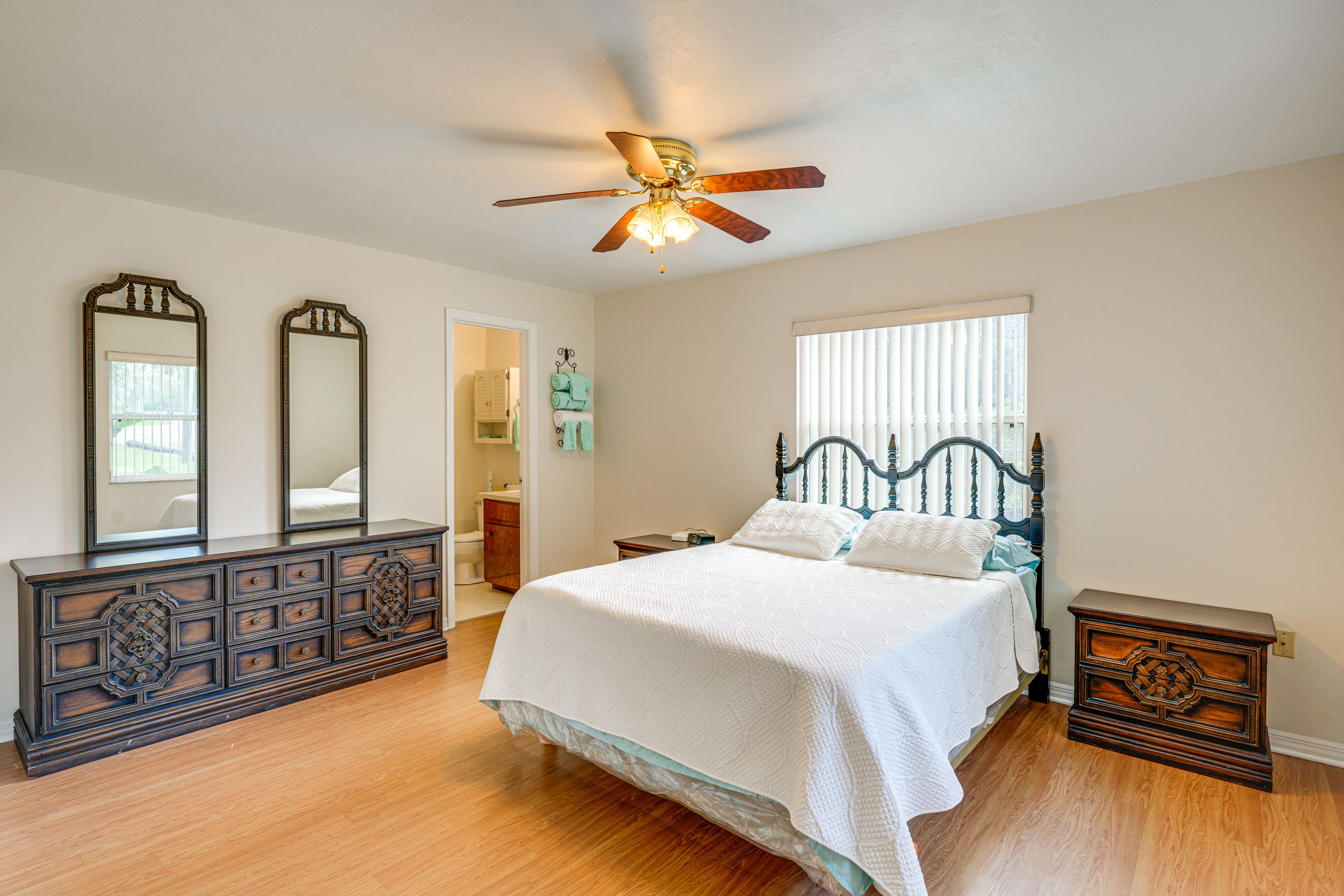 Bedroom 1 | Queen Bed