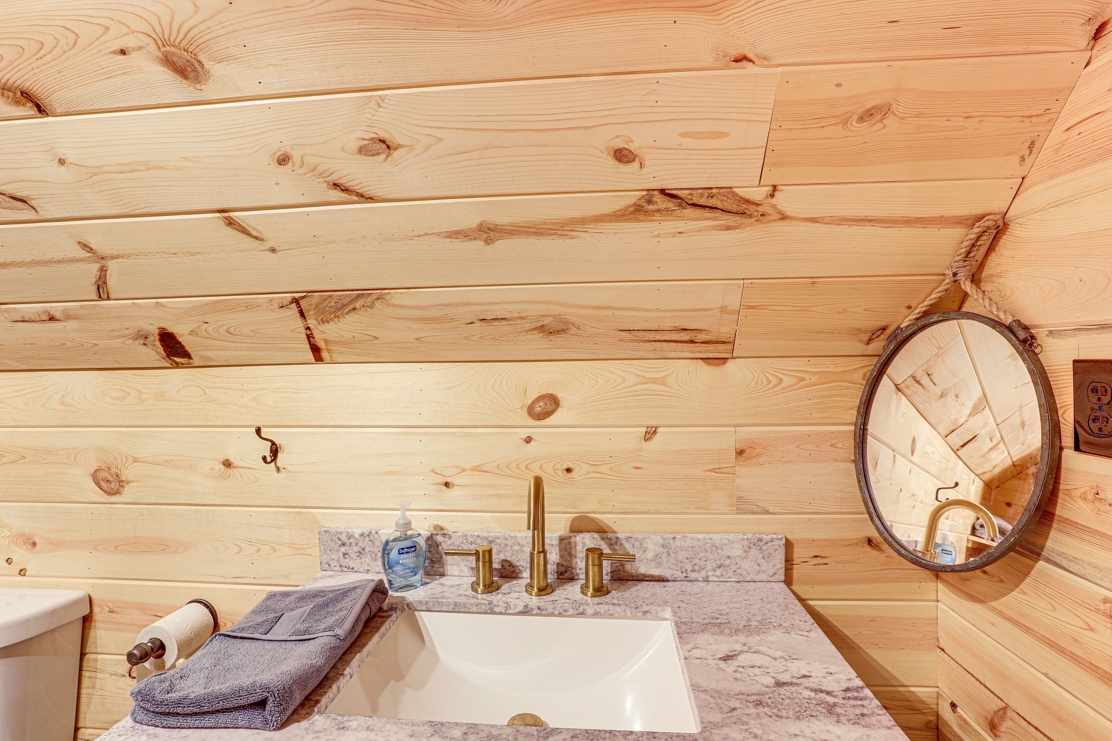 Full Bathroom | Complimentary Toiletries | Main Level