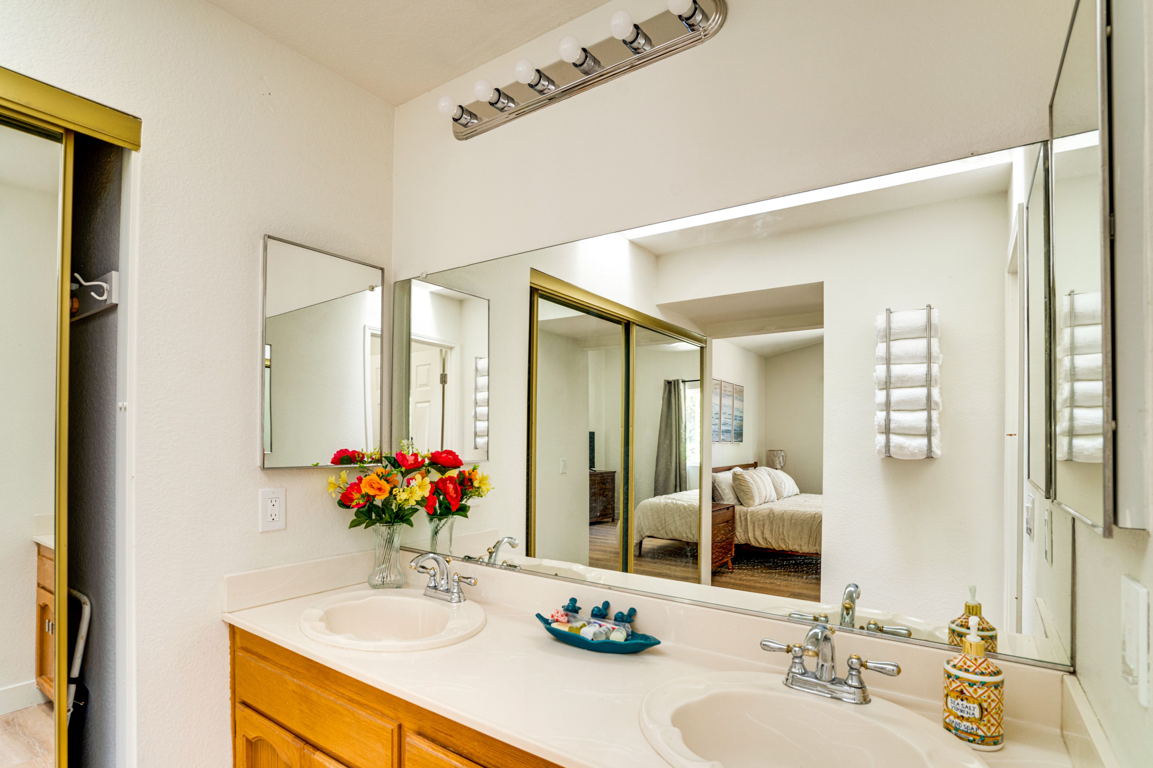 Full Bathroom | Towels Provided