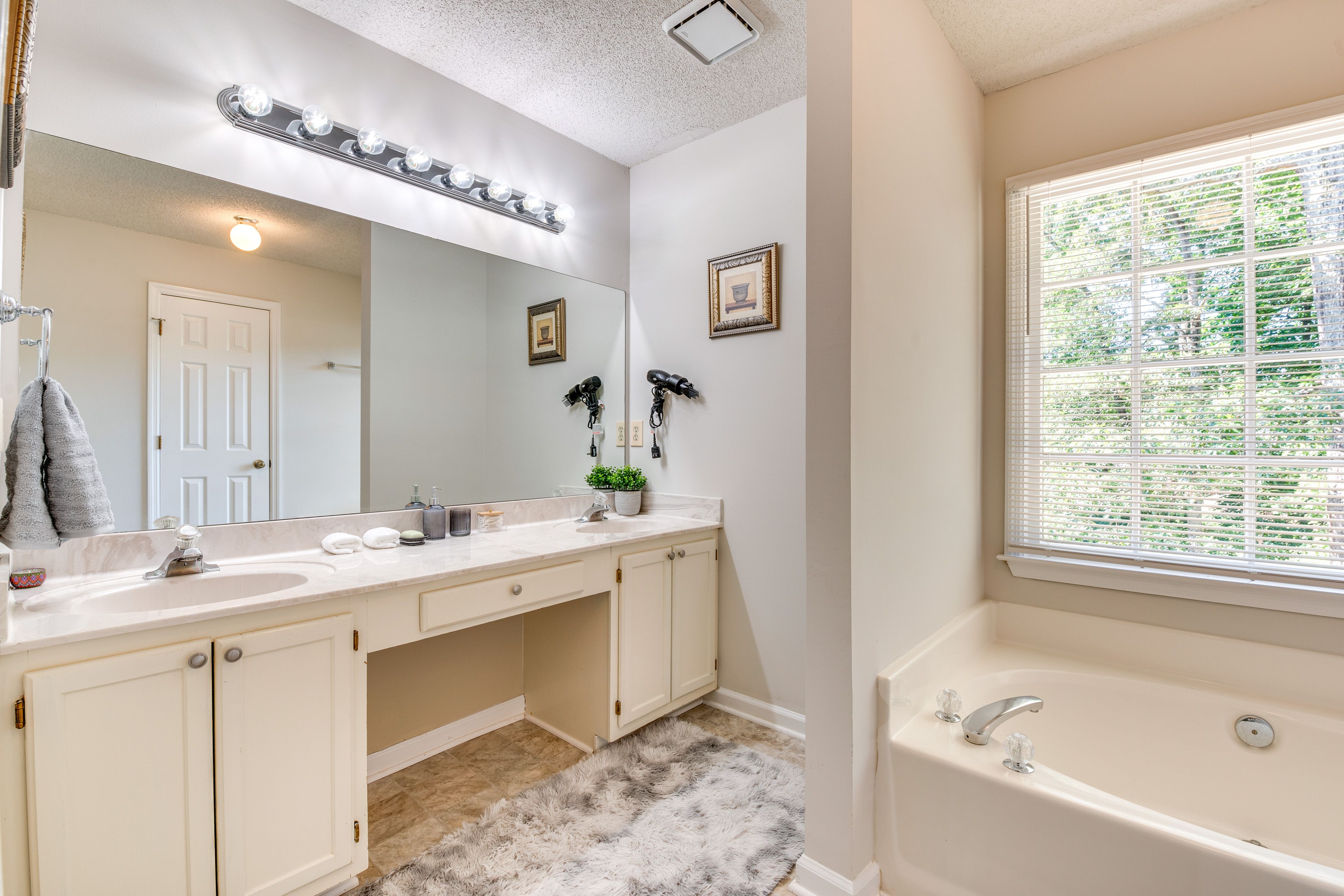 Full Bathroom | 2nd Floor