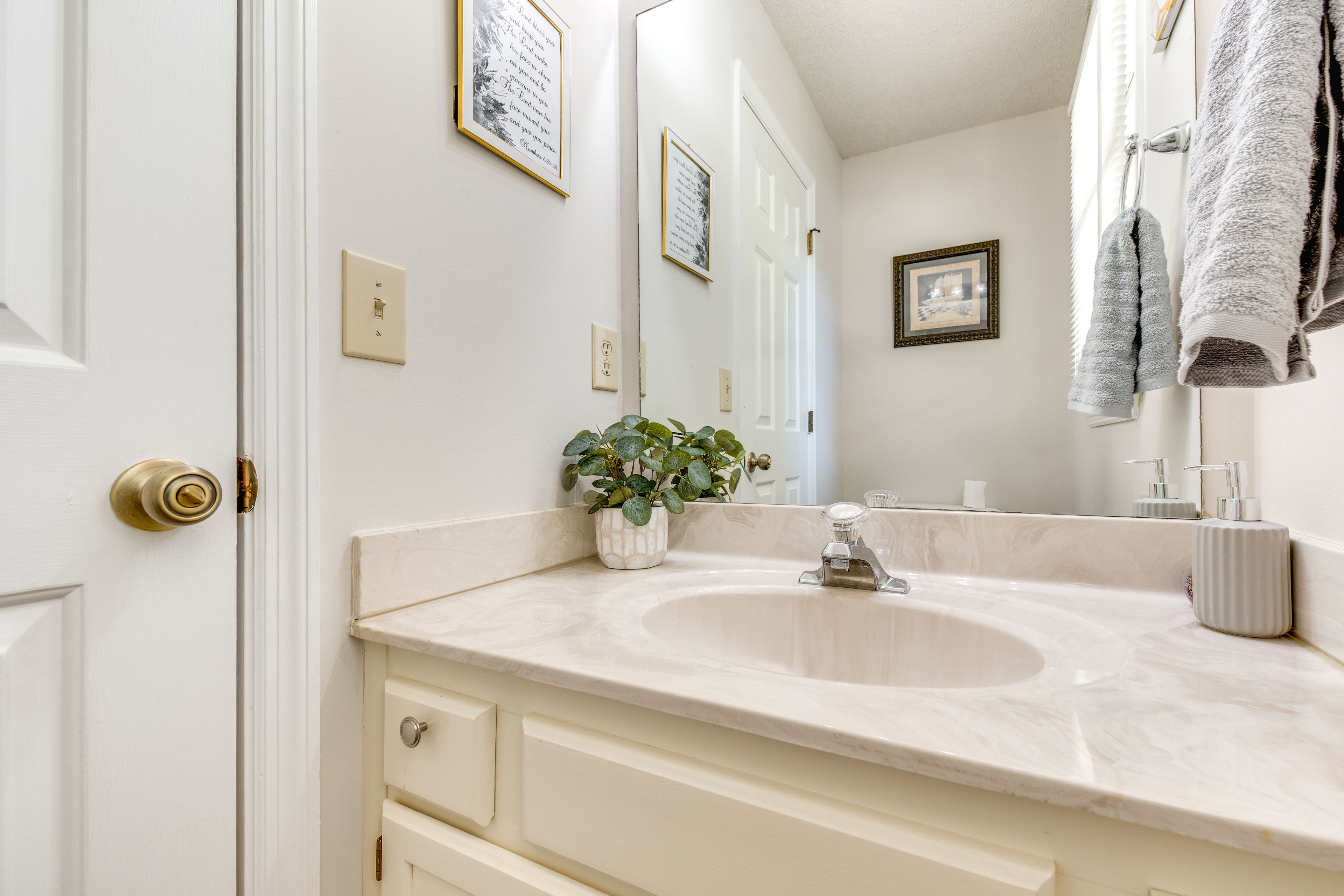 Half Bathroom | 1st Floor