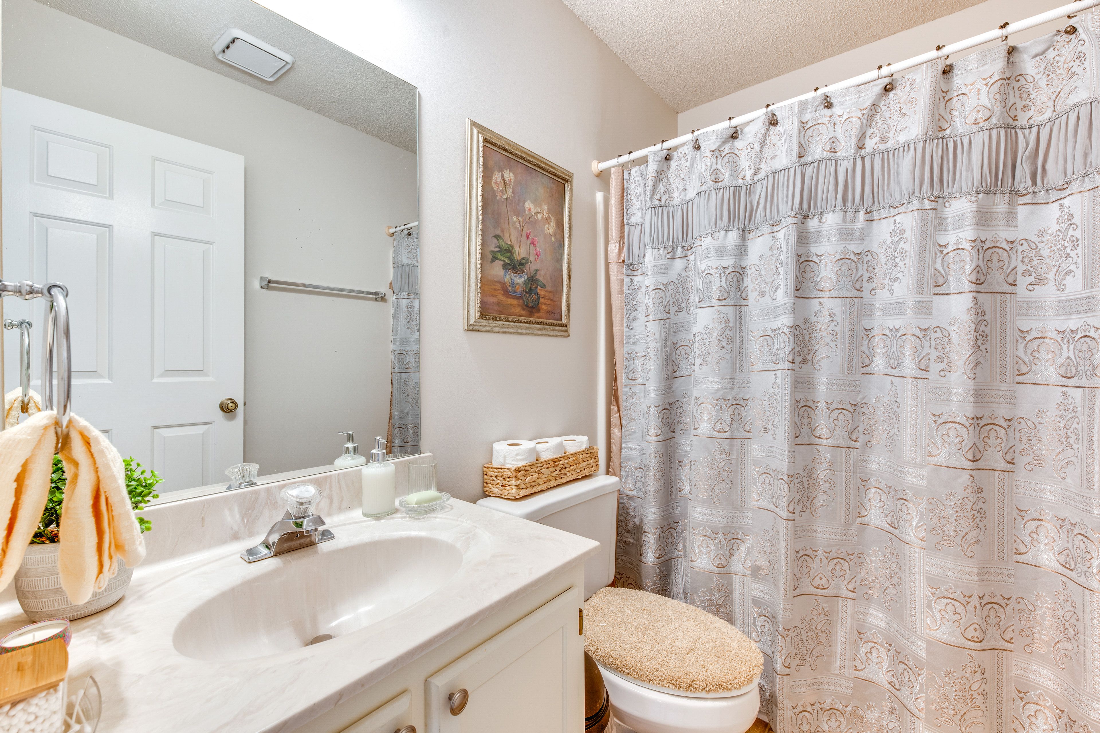 Full Bathroom | 2nd Floor