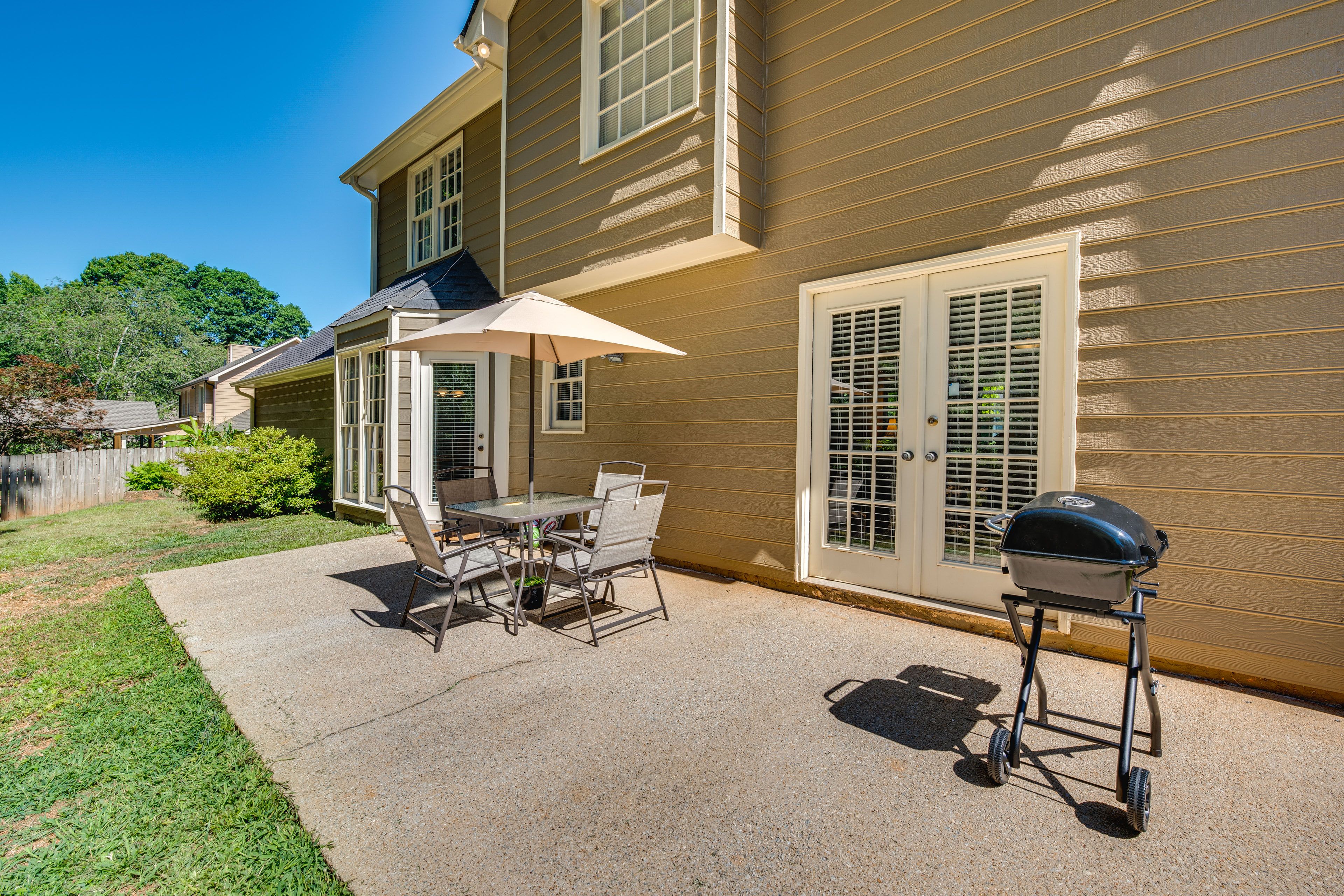 Patio | Charcoal Grill | Outdoor Dining Area