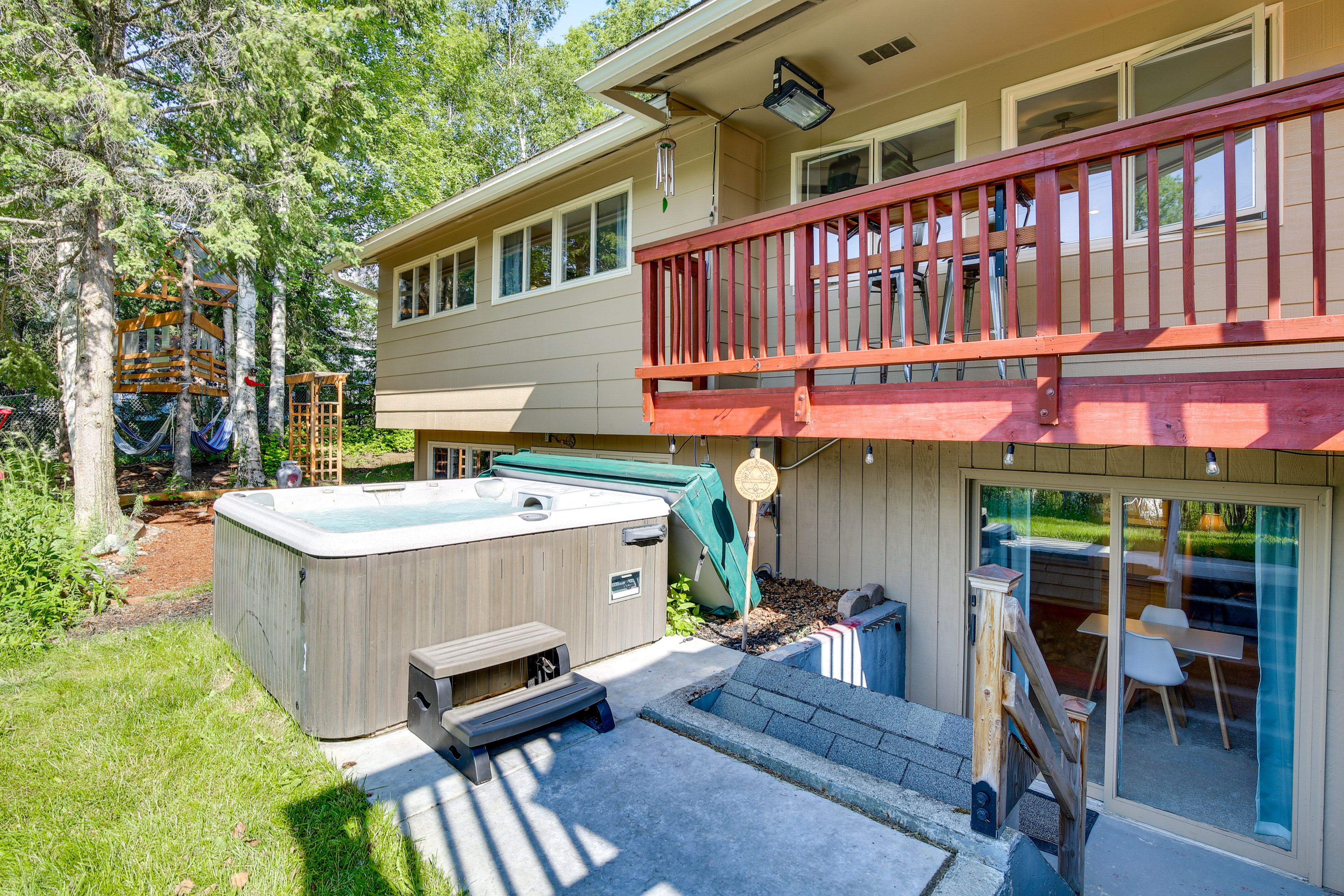 Private Hot Tub | Treehouse w/ Hammocks | 10 Mi to Chugach State Park