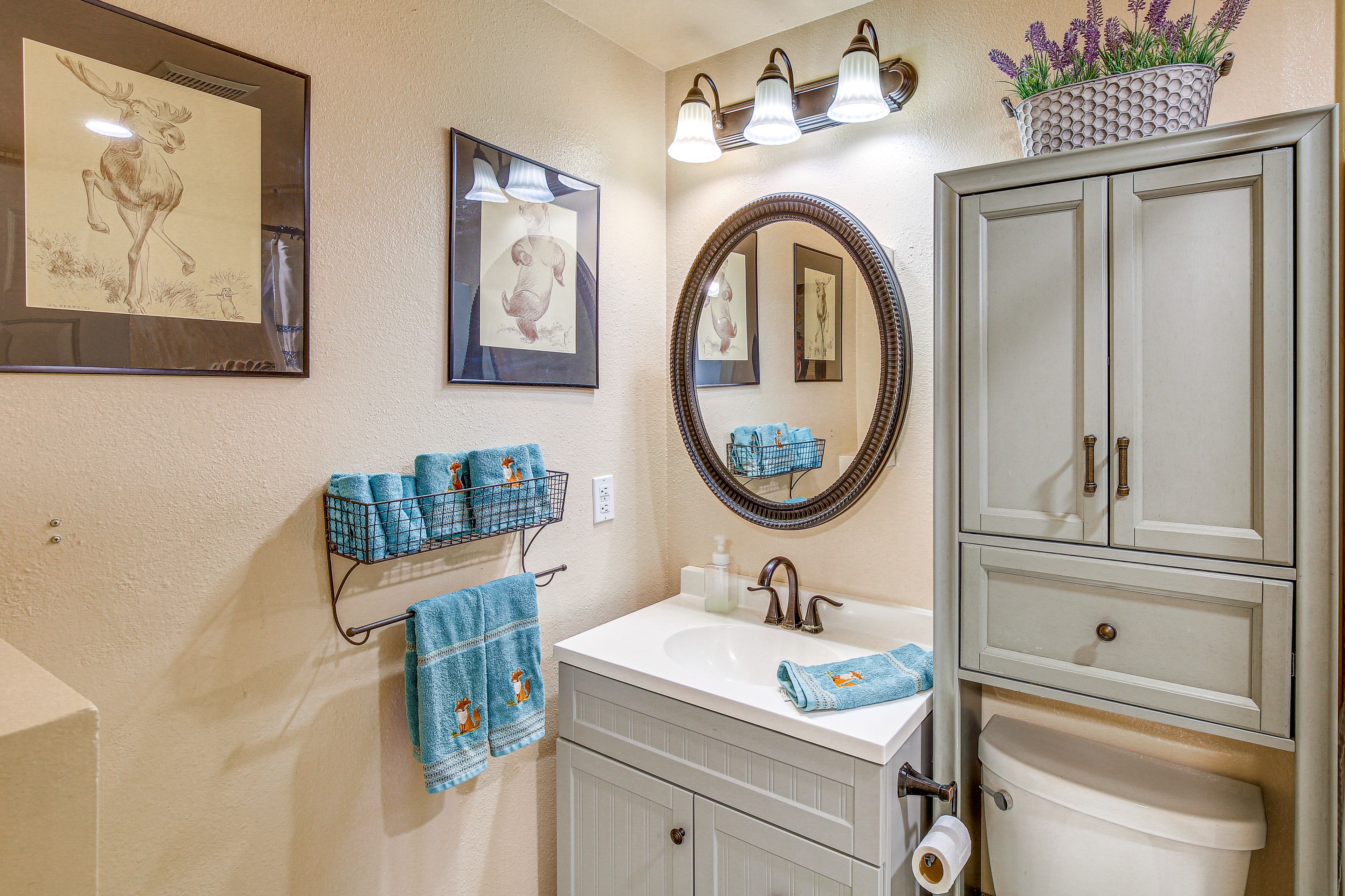 Full Bathroom | Main Floor | Towels Provided
