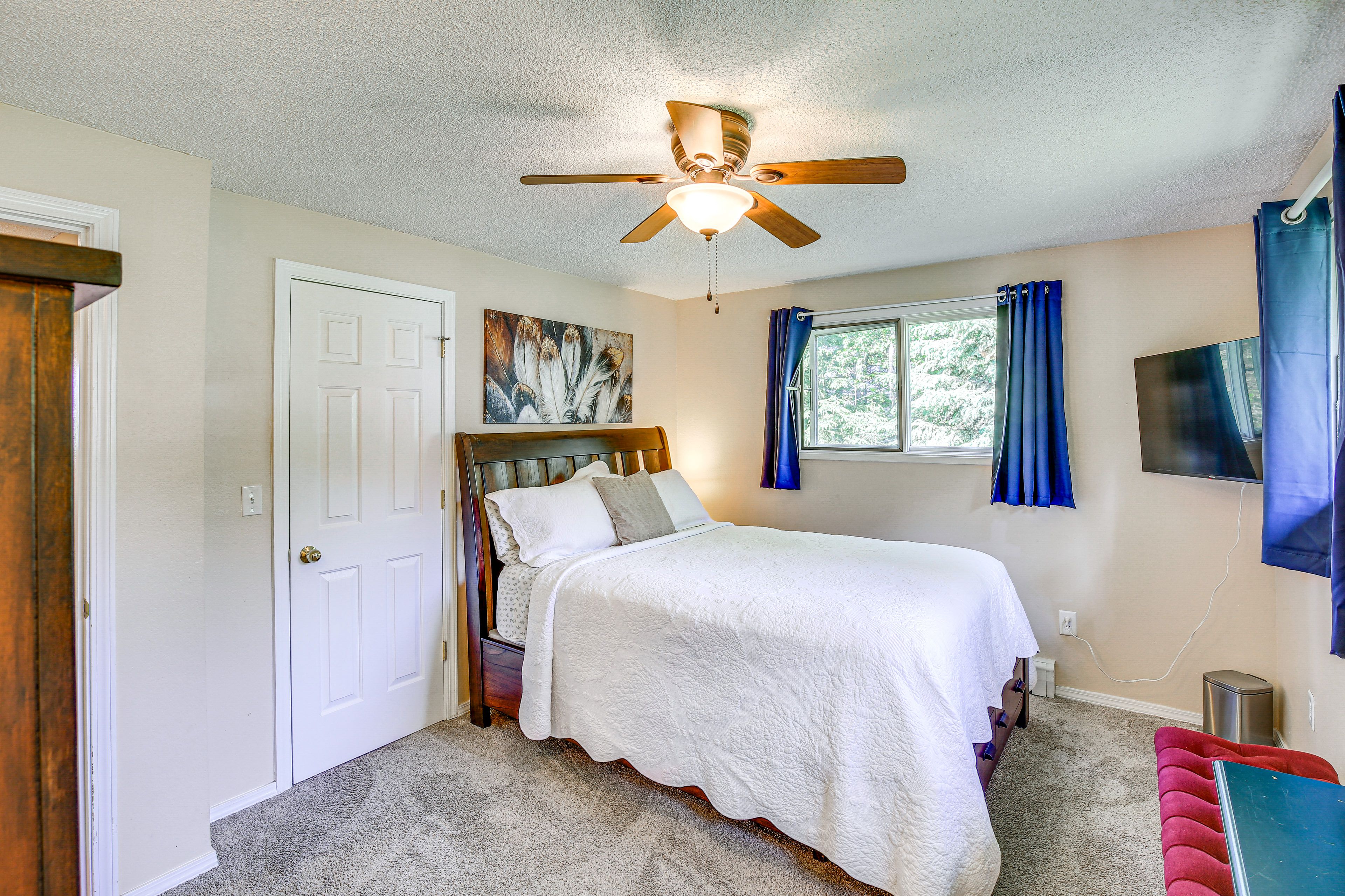 Bedroom 1 | Main Floor | Queen Bed | Smart TV | Linens Provided