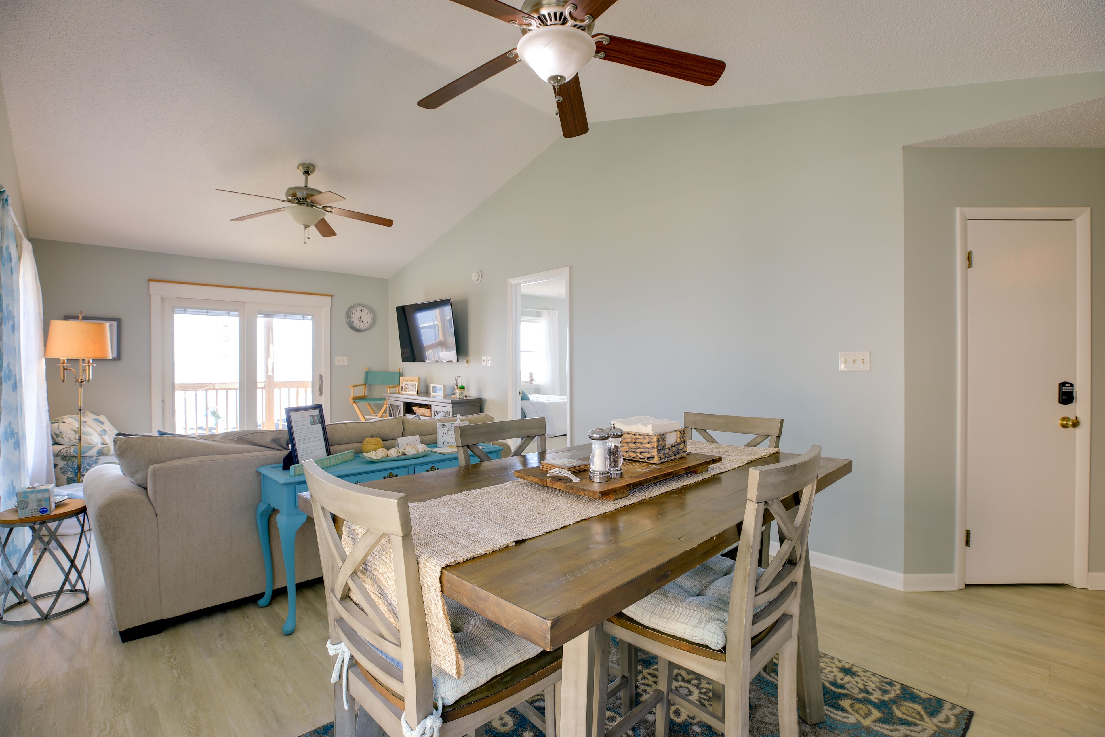 Dining Area | Dishware/Flatware Provided