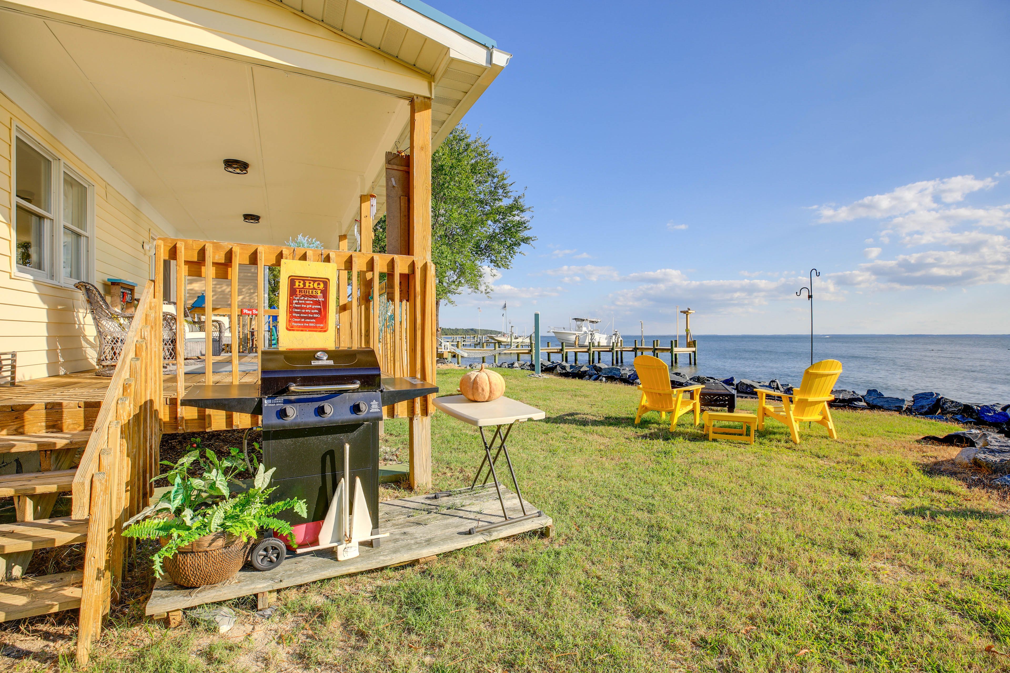 Backyard | Gas Grill | Fire Pit | Picnic Table | Hammock