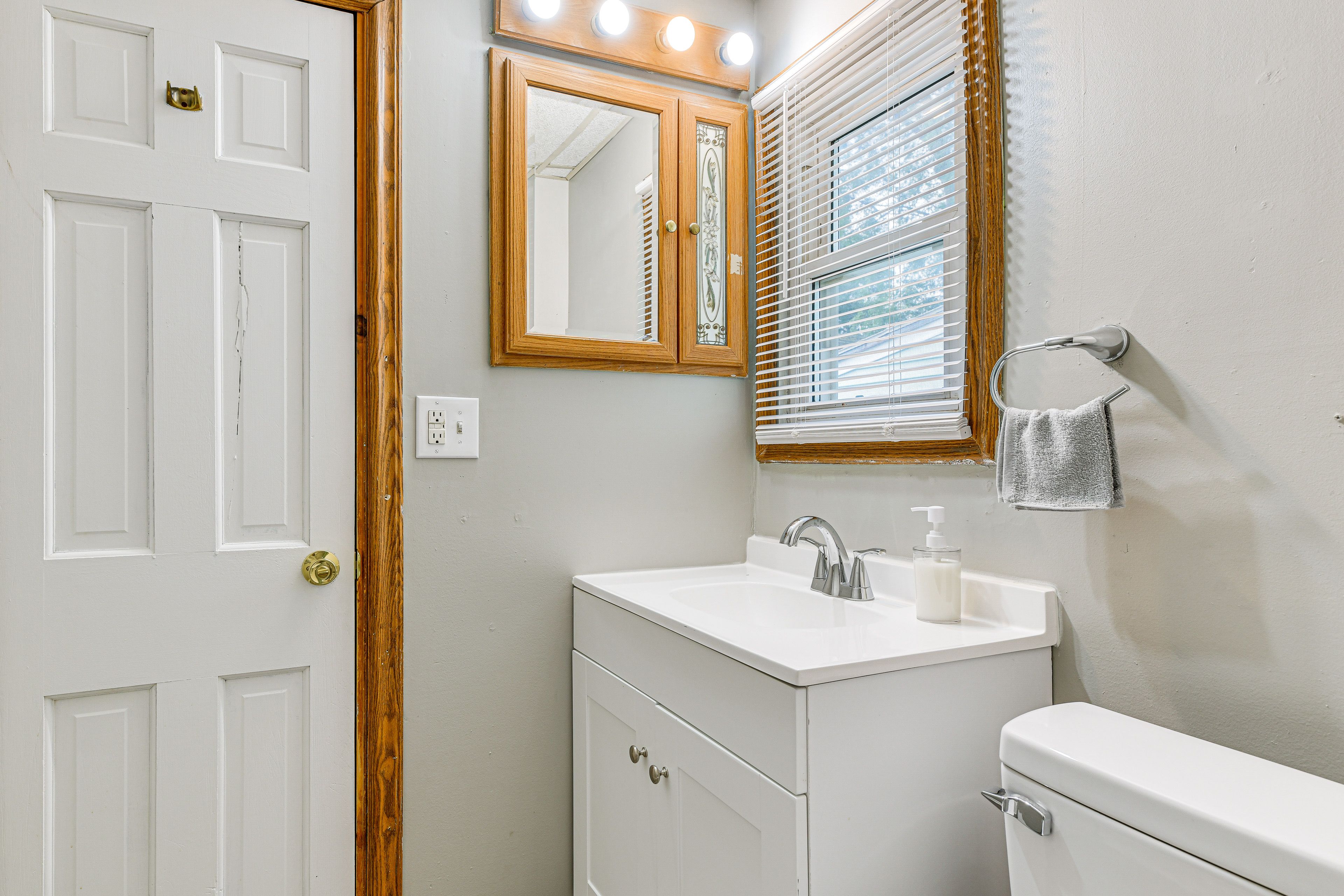 Full Bathroom | Towels Provided | Complimentary Toiletries