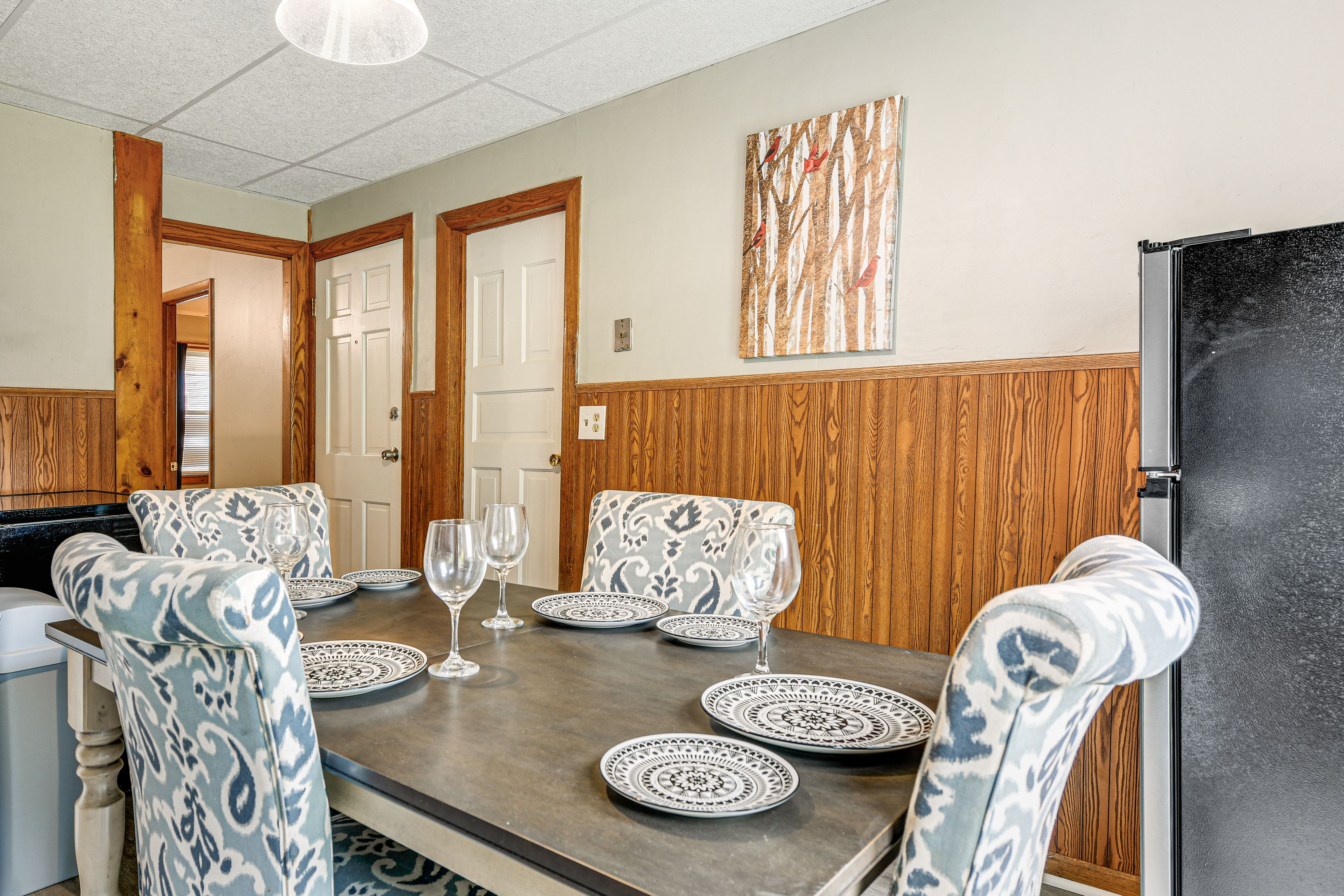 Dining Area | Dishware/Flatware Provided