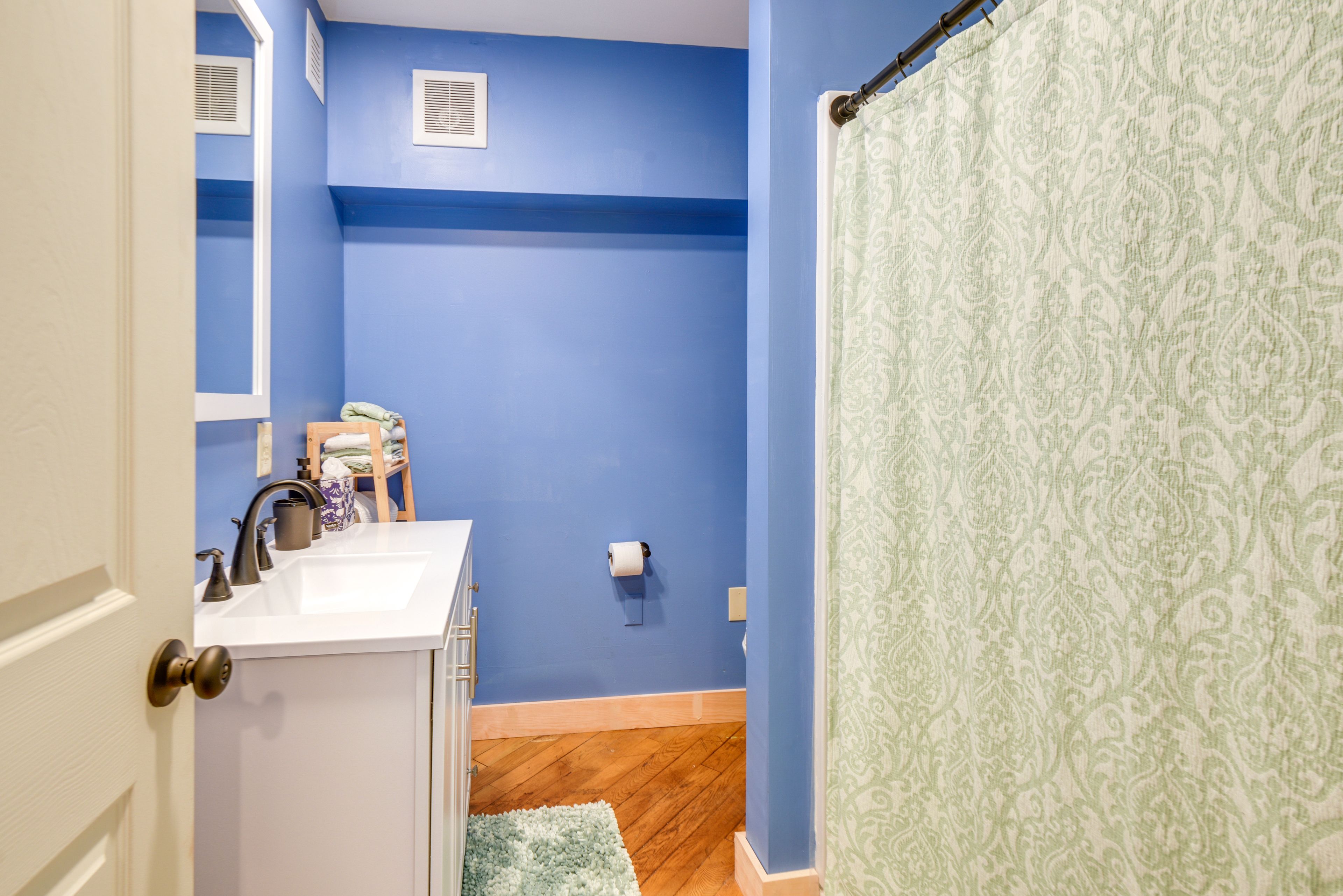 Full Bathroom | Walk-In Shower | Towels Provided
