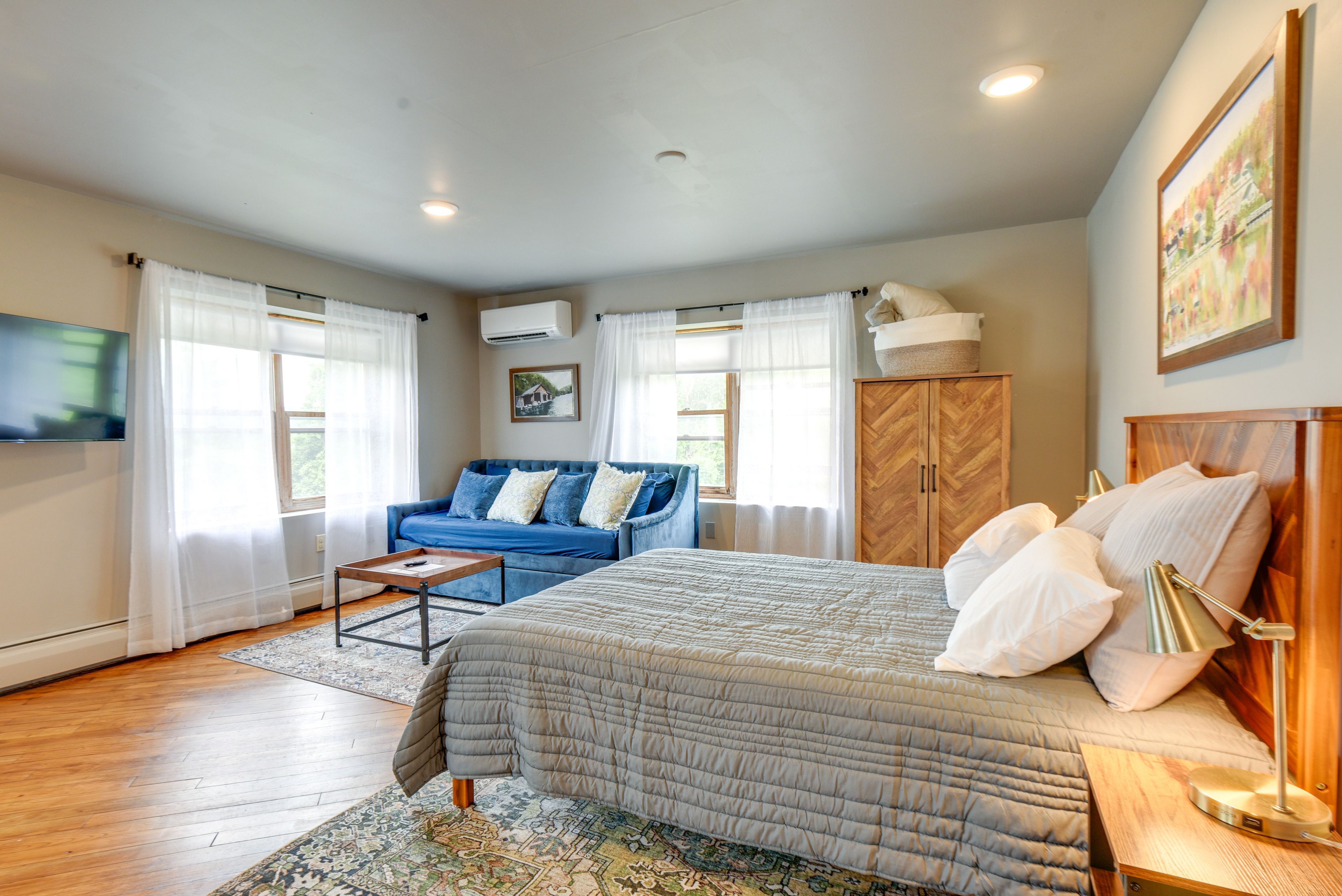 Studio | Queen Bed | Twin Daybed w/ Twin Trundle | Smart TV