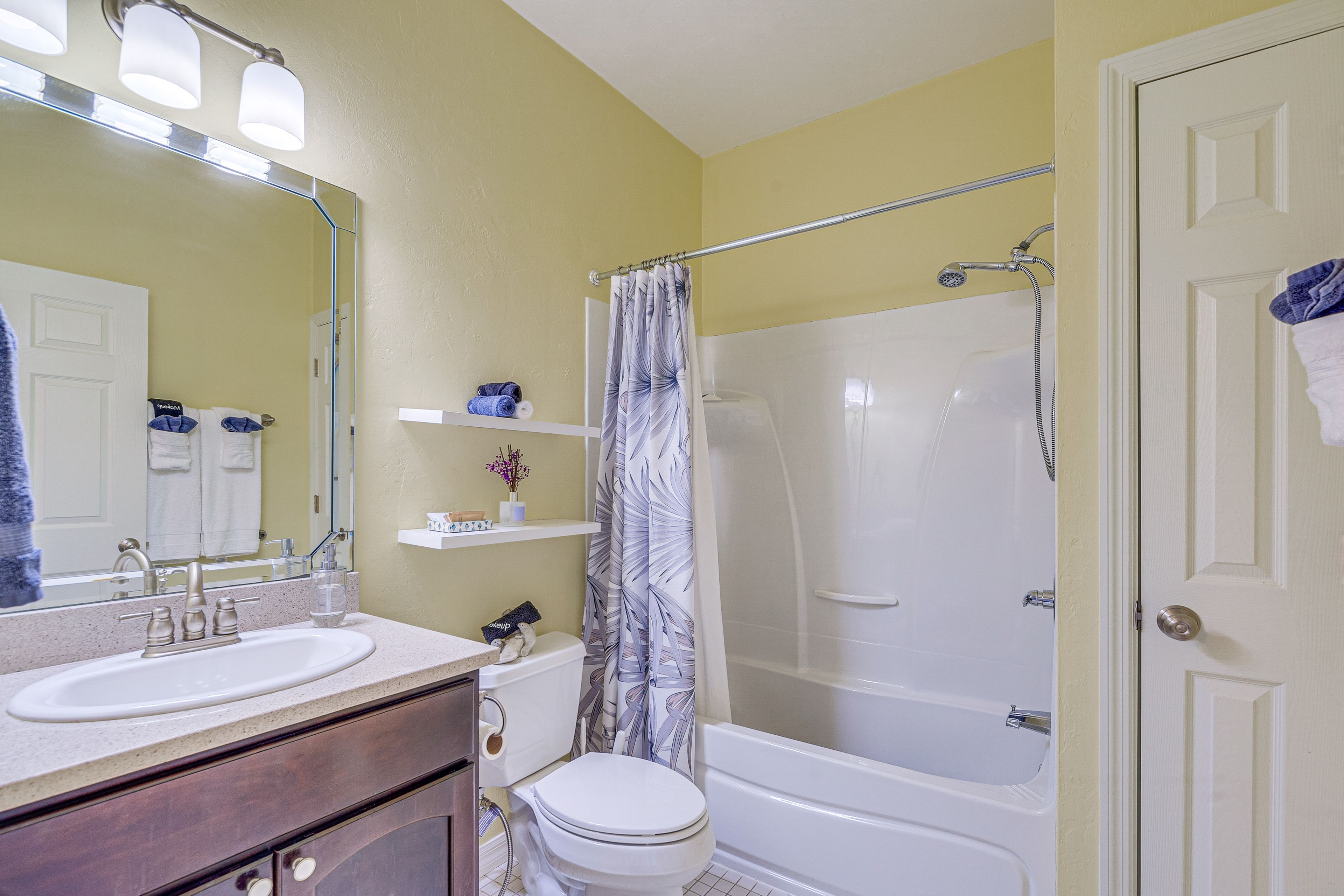 Full Bathroom | Upper Level | Complimentary Toiletries