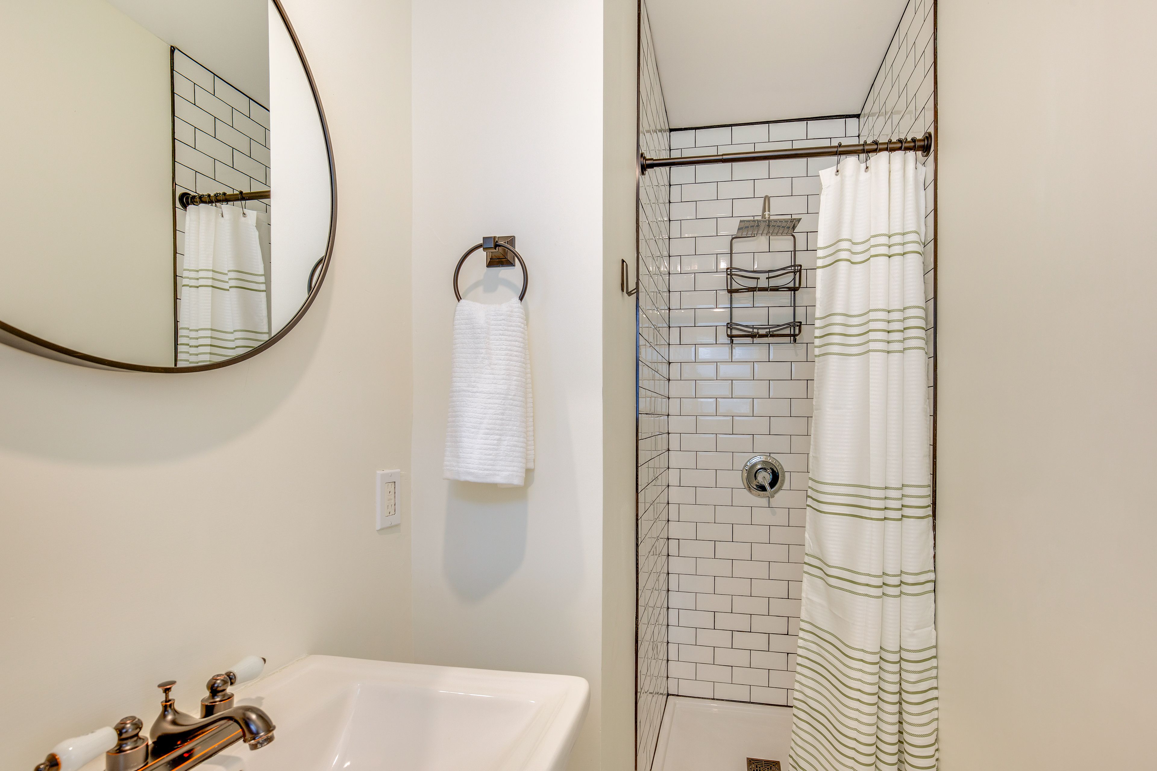 Full Bathroom | 1st Floor | Towels Provided