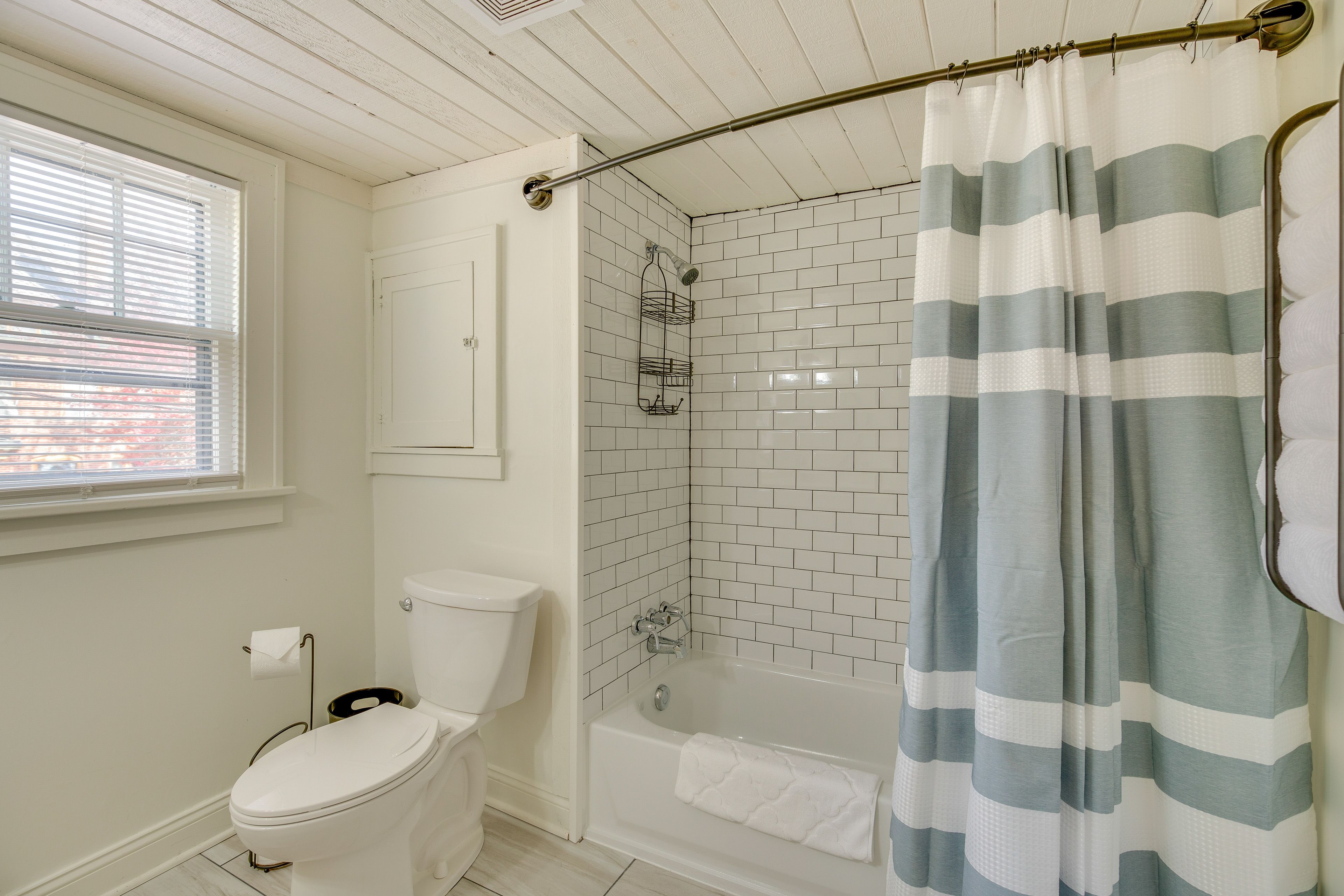 Full Bathroom | 2nd Floor | Shower/Tub Combo
