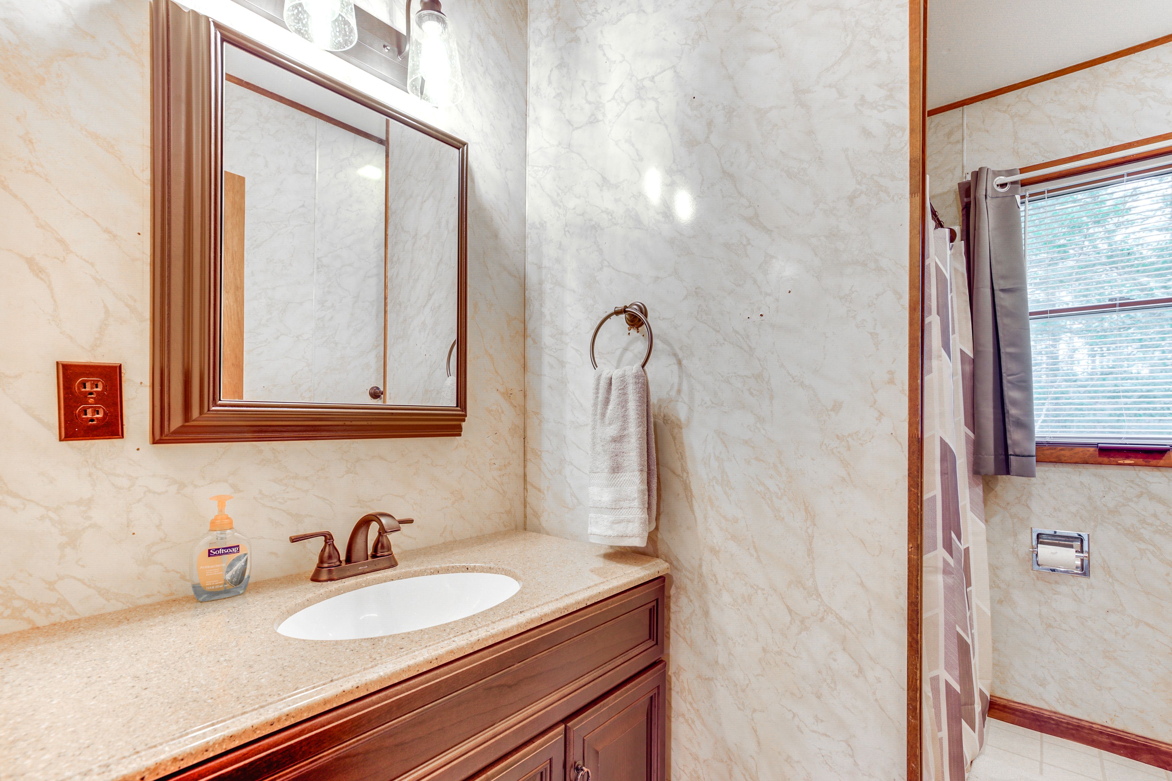 Full Bathroom | Complimentary Toiletries | Towels Provided