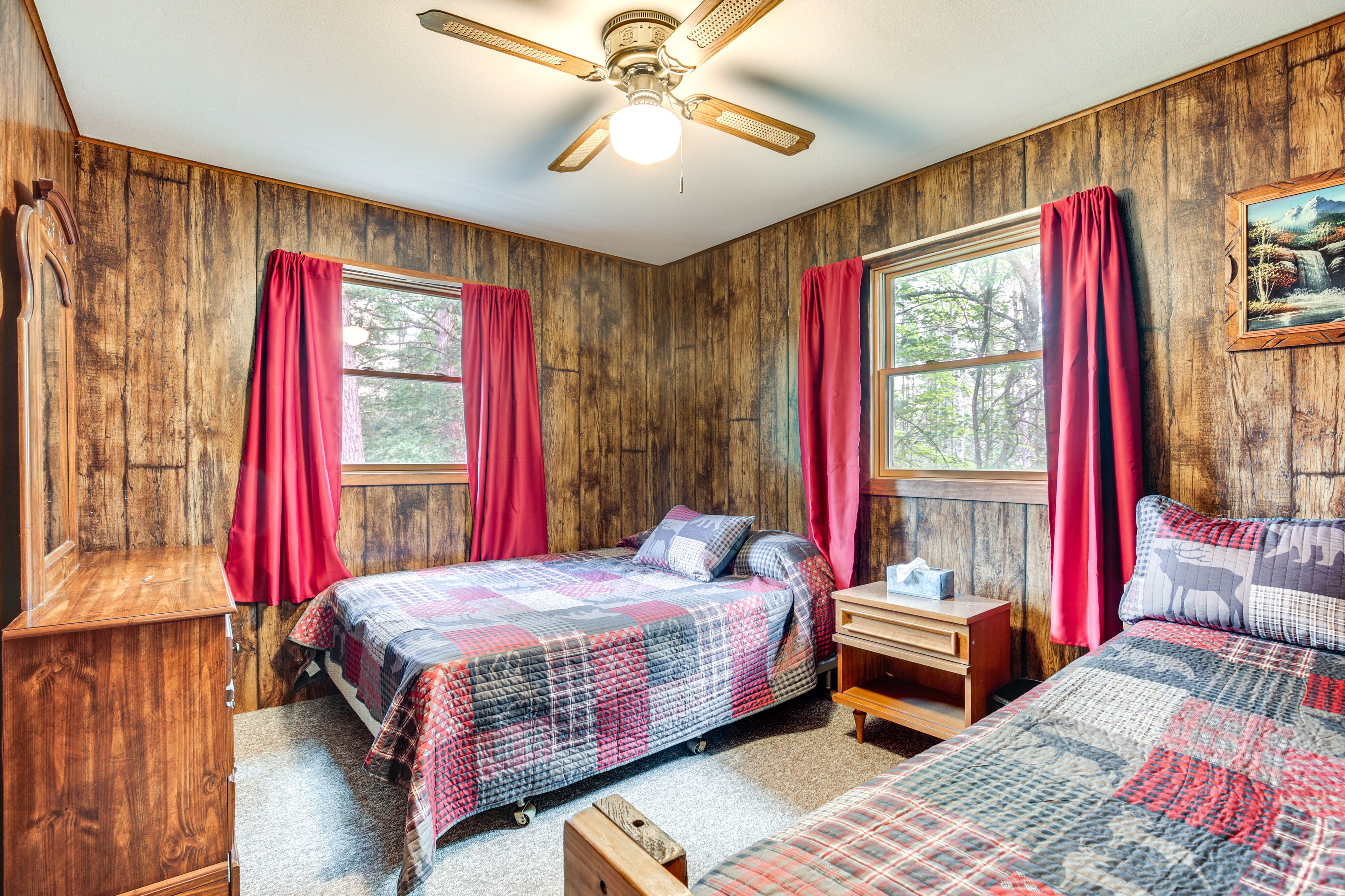 Bedroom 1 | Queen Bed | Twin Bed