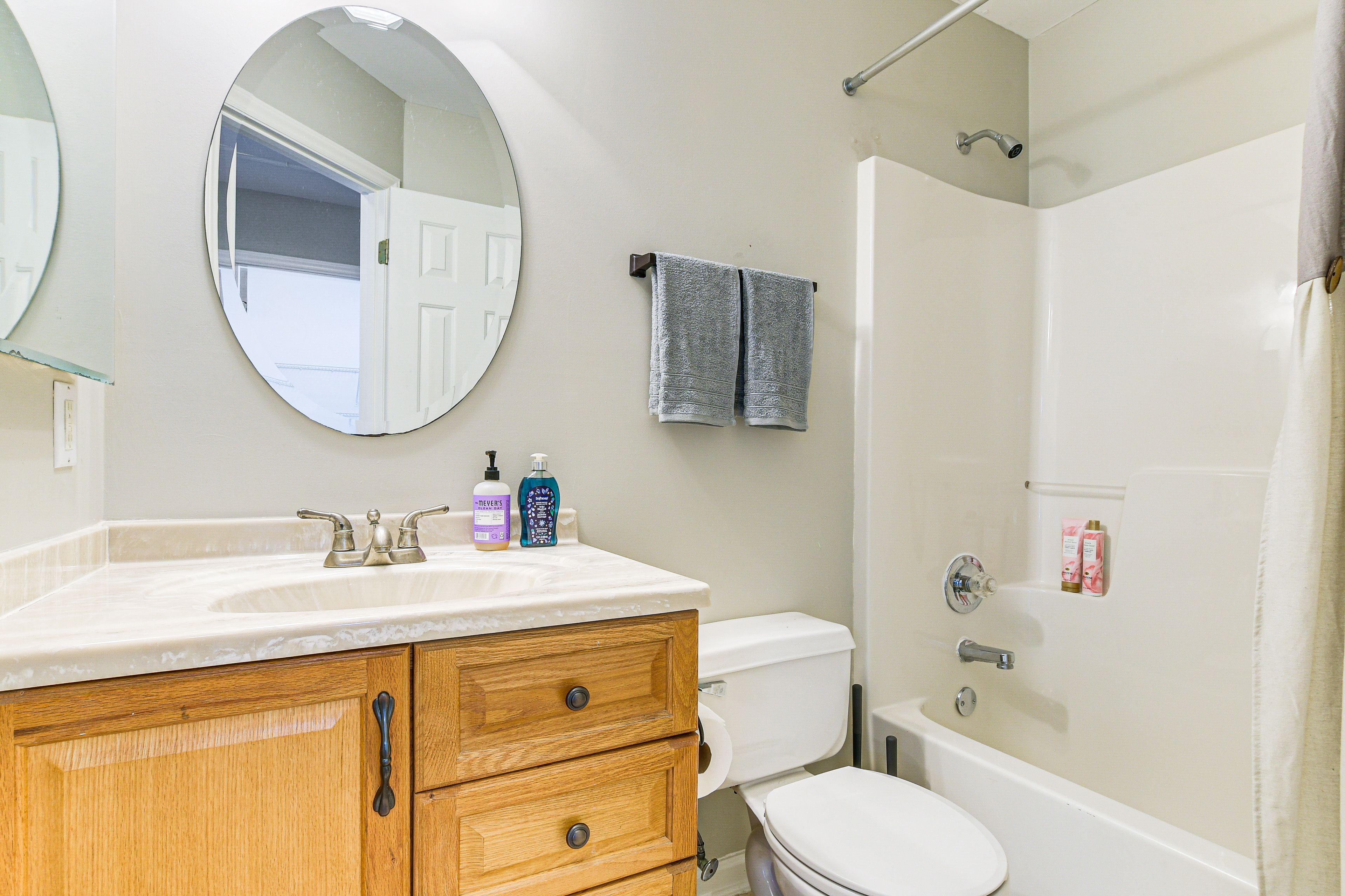 Full Bathroom | Towels Provided