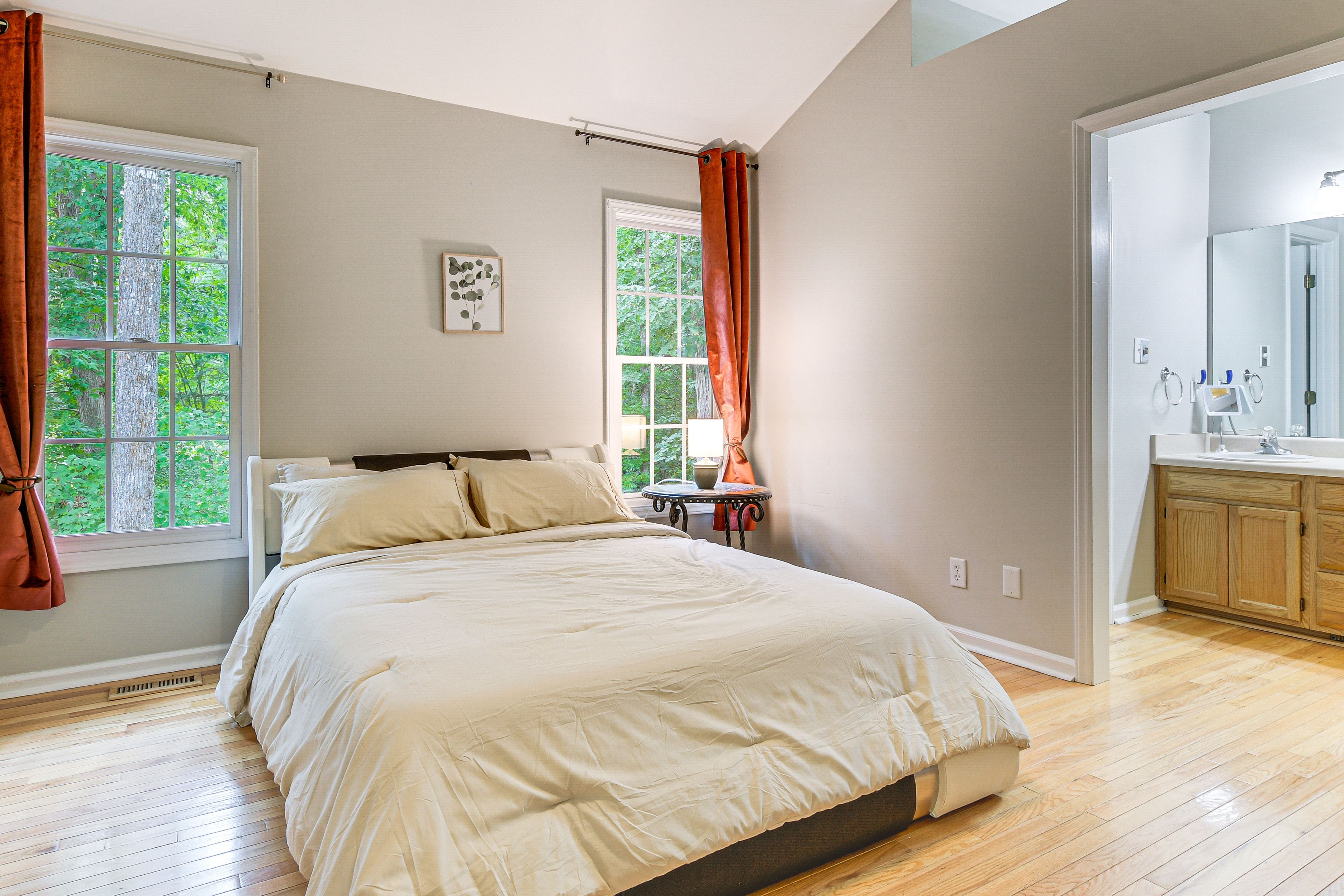Bedroom 1 | Queen Bed | En-Suite Bathroom