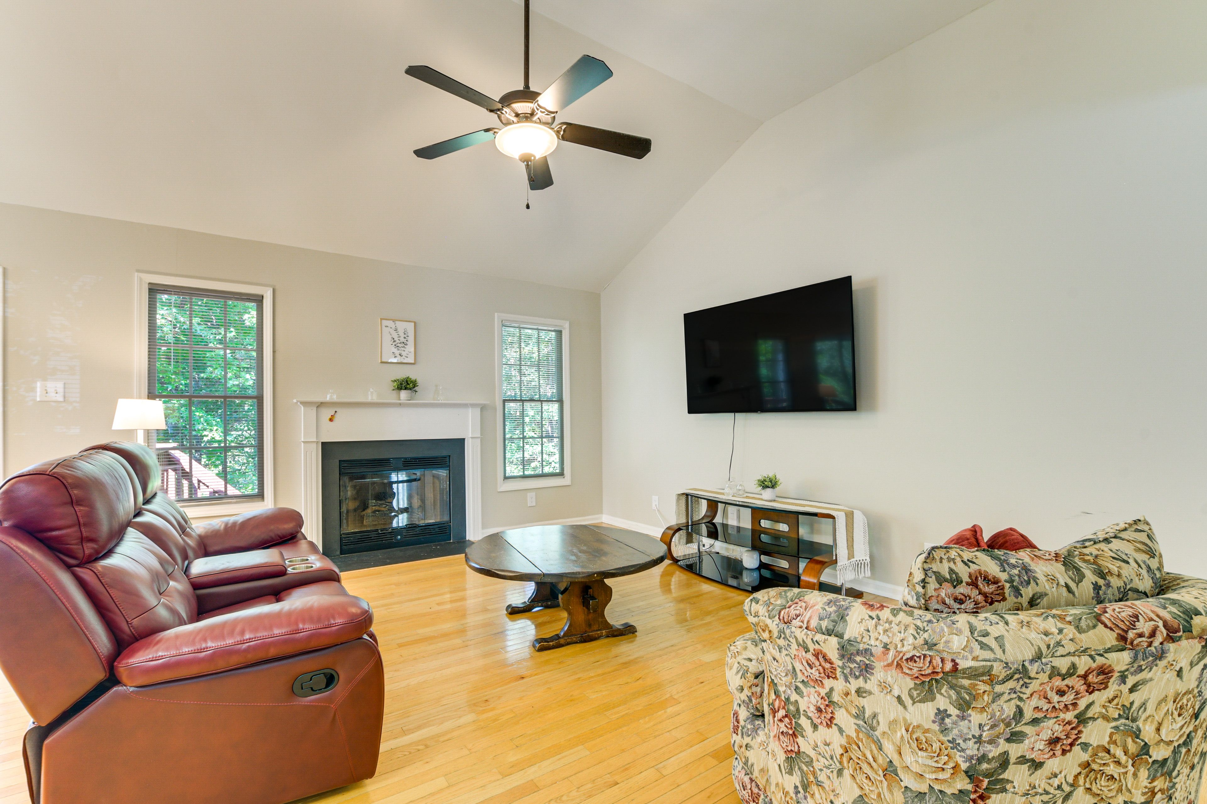 Living Room | Smart TV | Fireplace