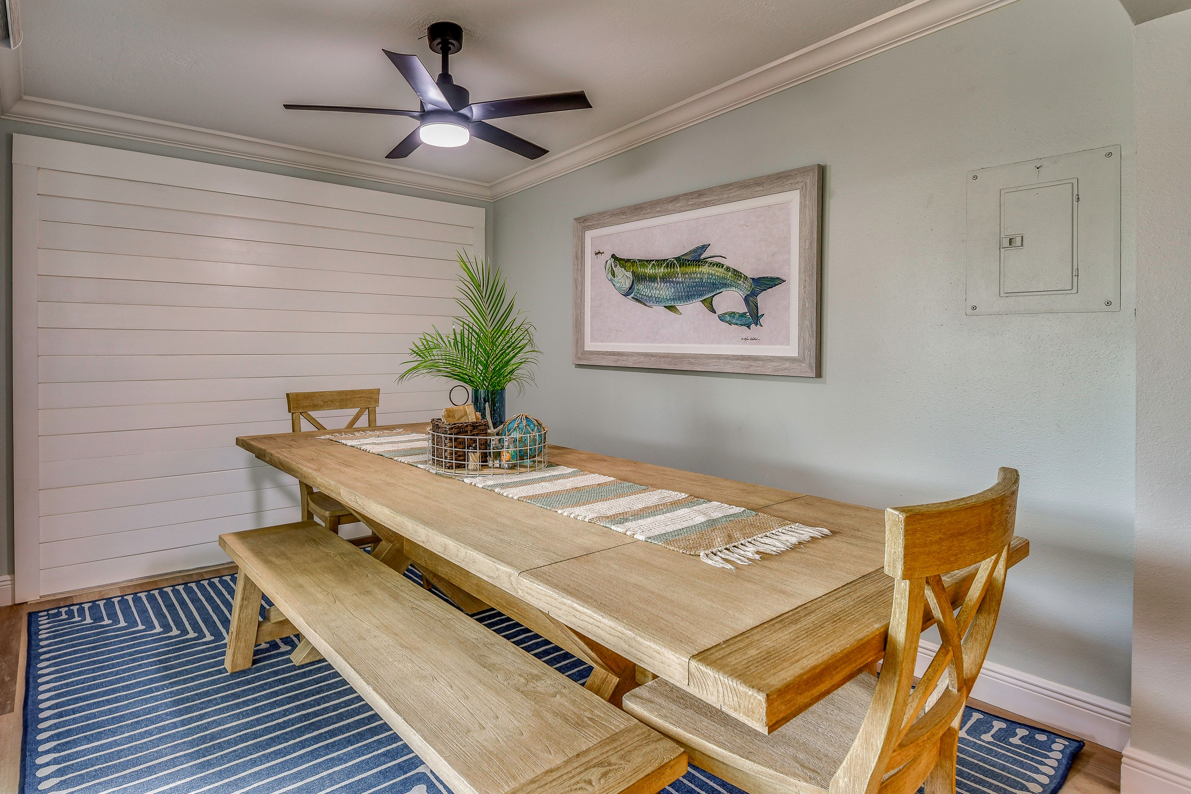 Dining Area | Dishware/Flatware Provided
