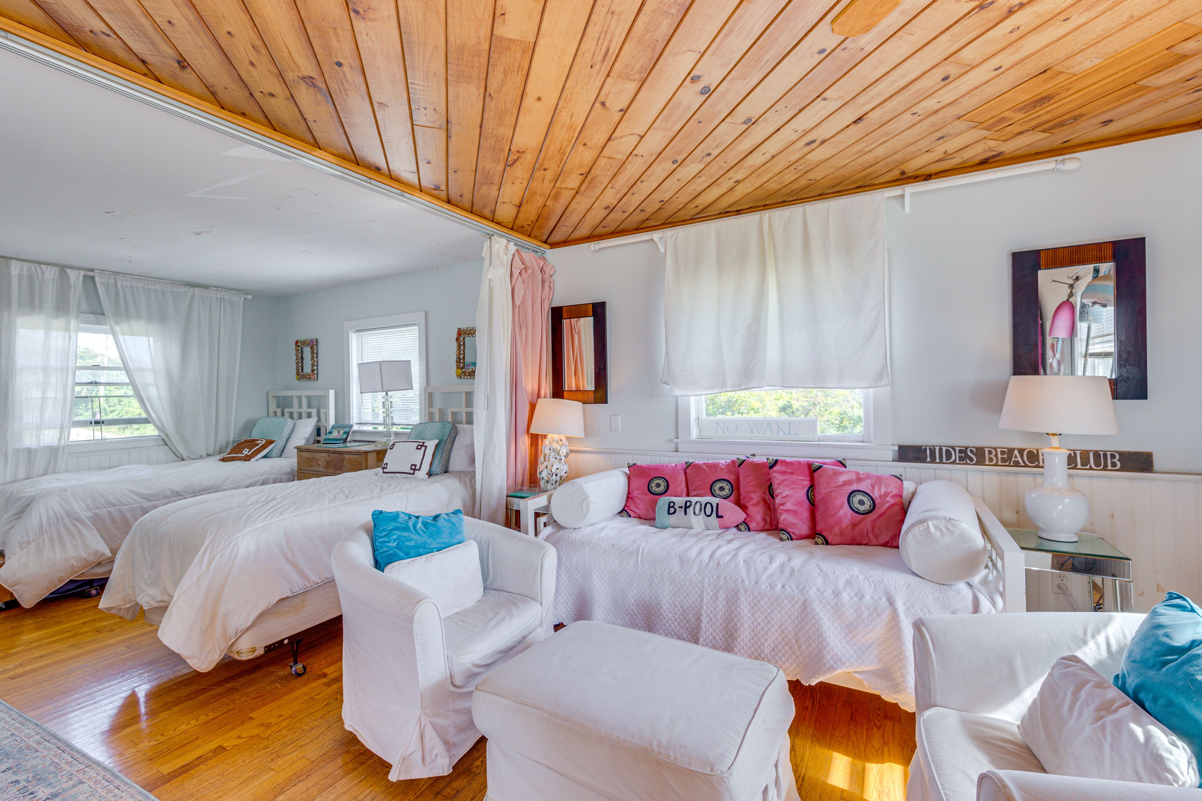 Living Room | Twin Daybed | Flat-Screen TV w/ Satellite
