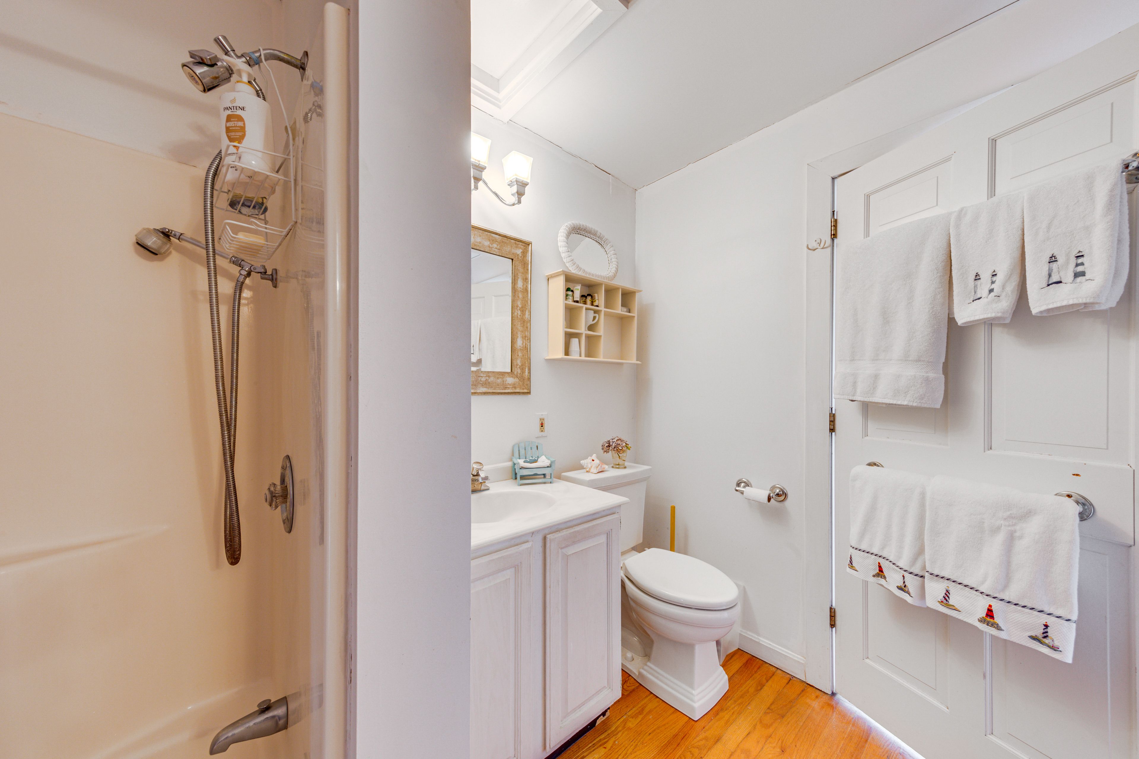 Full Bathroom | Towels Provided | Complimentary Toiletries