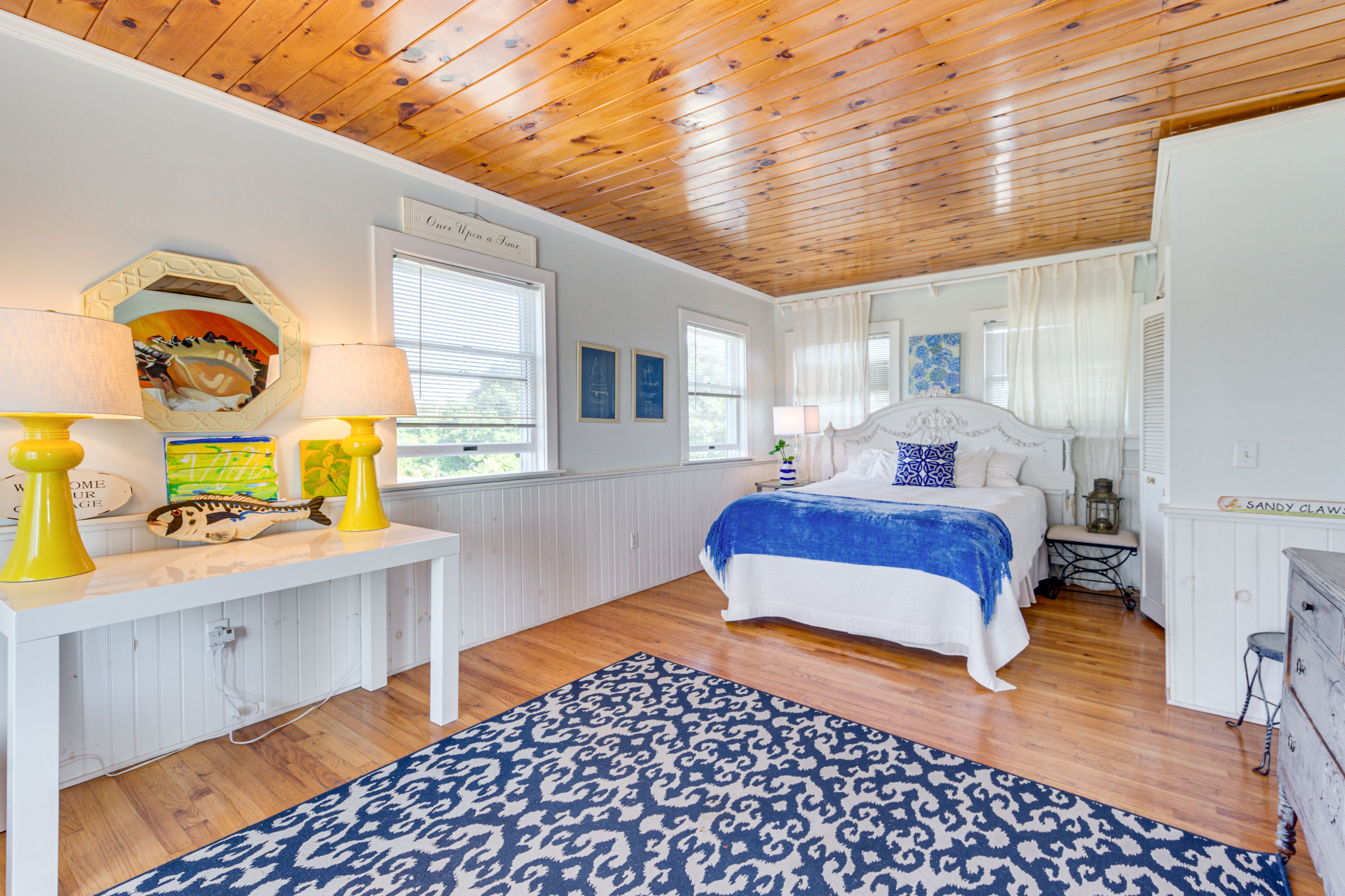 Bedroom | Queen Bed | Linens Provided