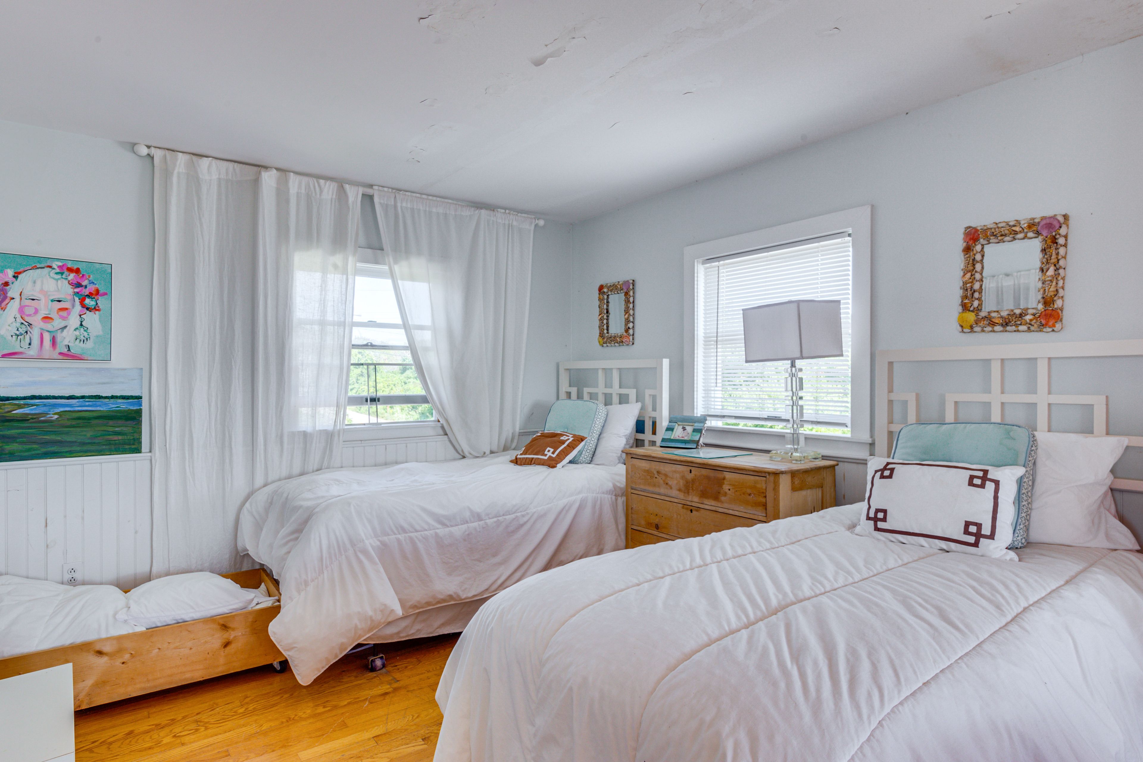 Sleeping Nook (Separated by Curtain) | 2 Twin Beds