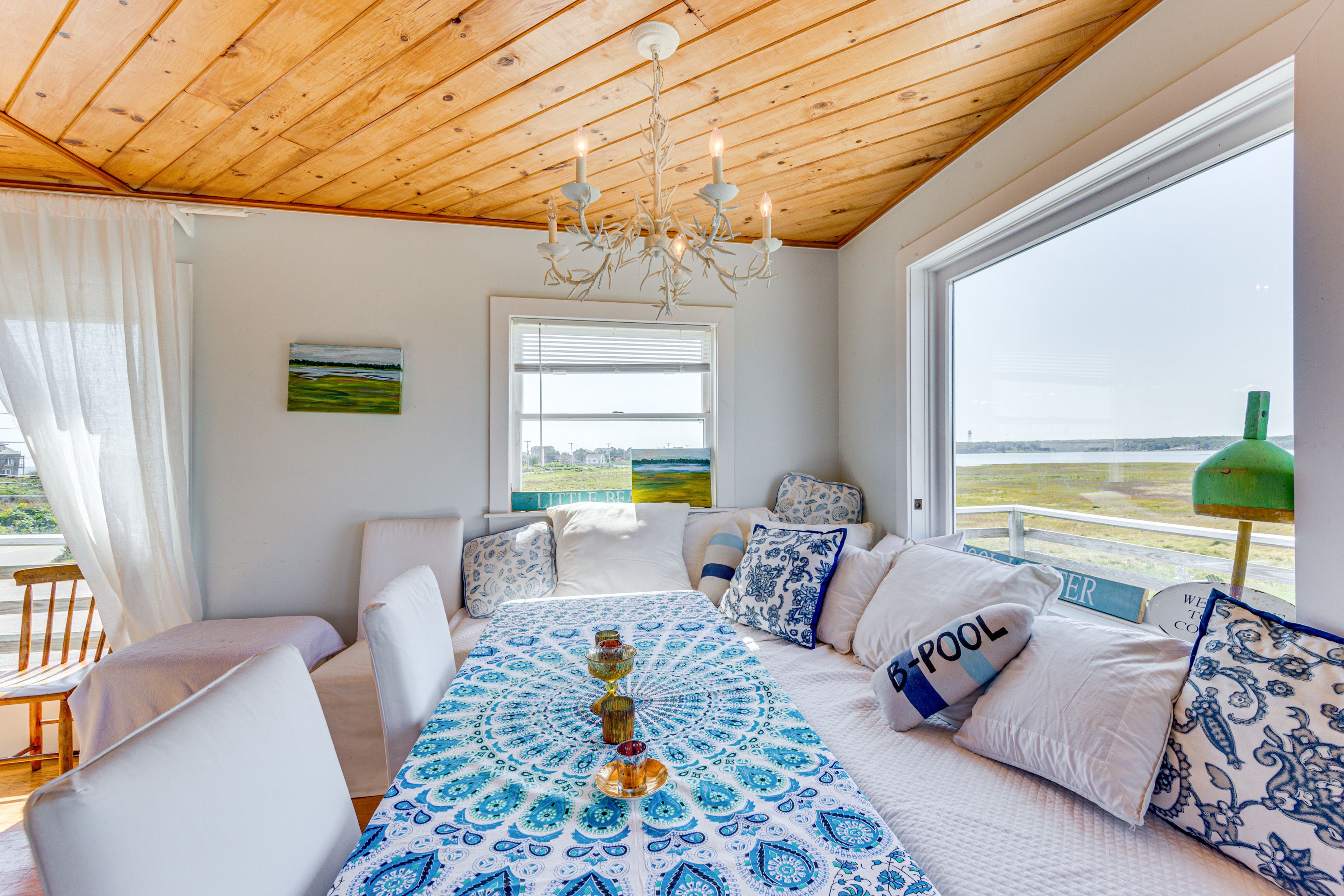 Dining Area | Dishware/Flatware Provided