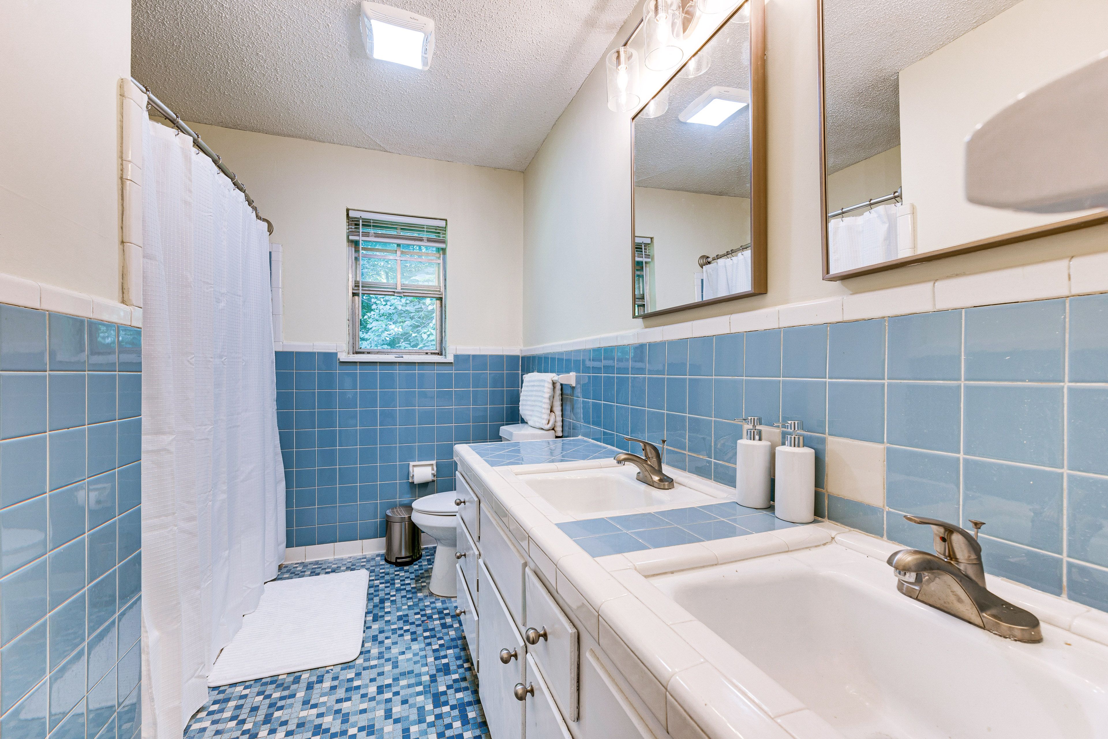 Full Bathroom | Shower/Tub Combo | Towels Provided