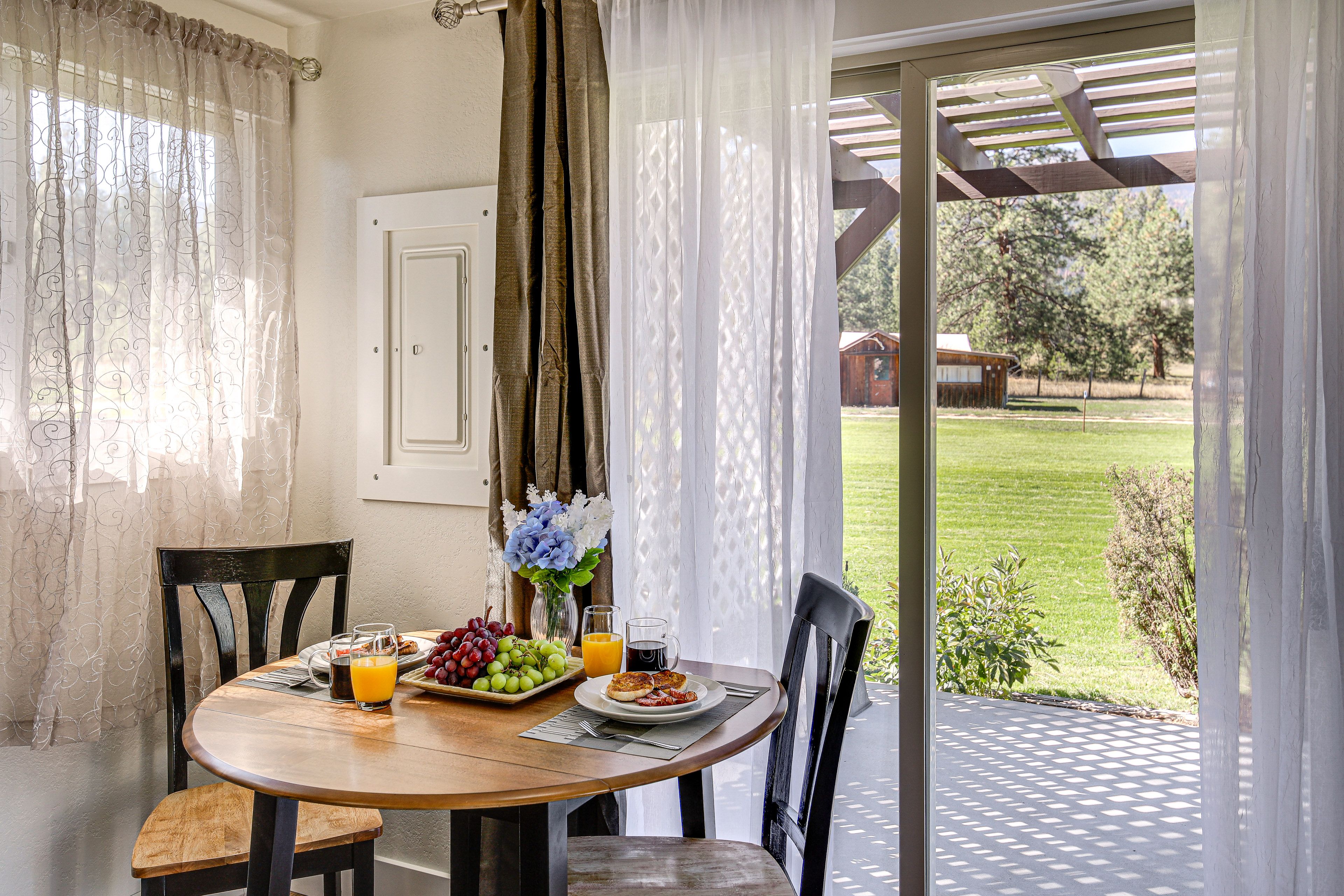 Dining Area | Dishware/Flatware Provided