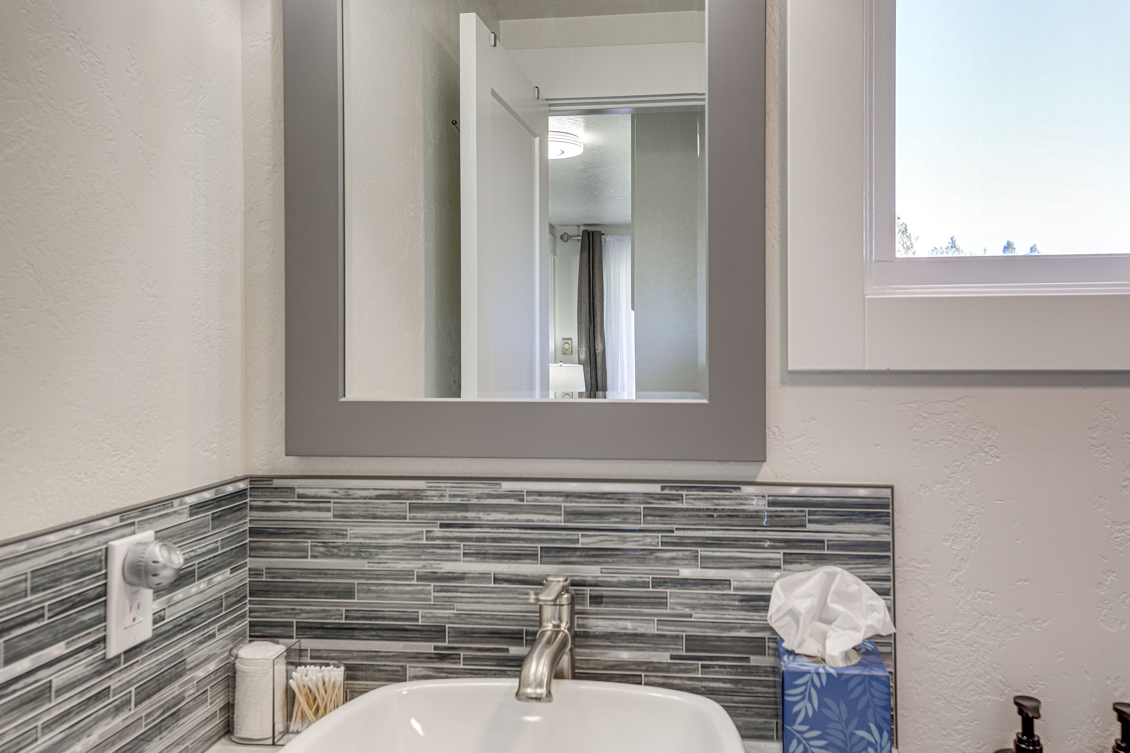 Full Bathroom | Complimentary Toiletries