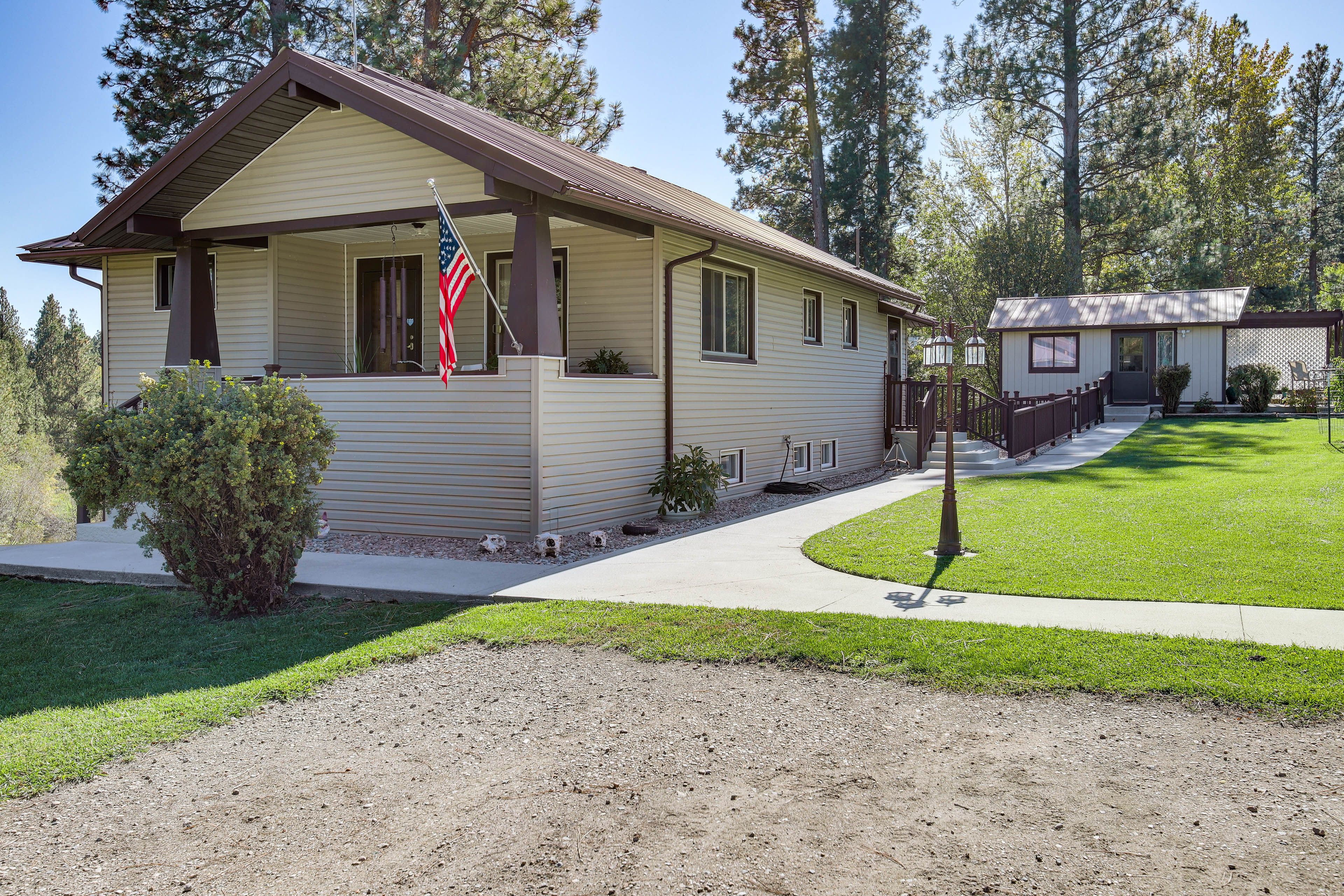 Cottage Exterior | Parking | Garage (1 Vehicle) | Driveway (1 Vehicle)