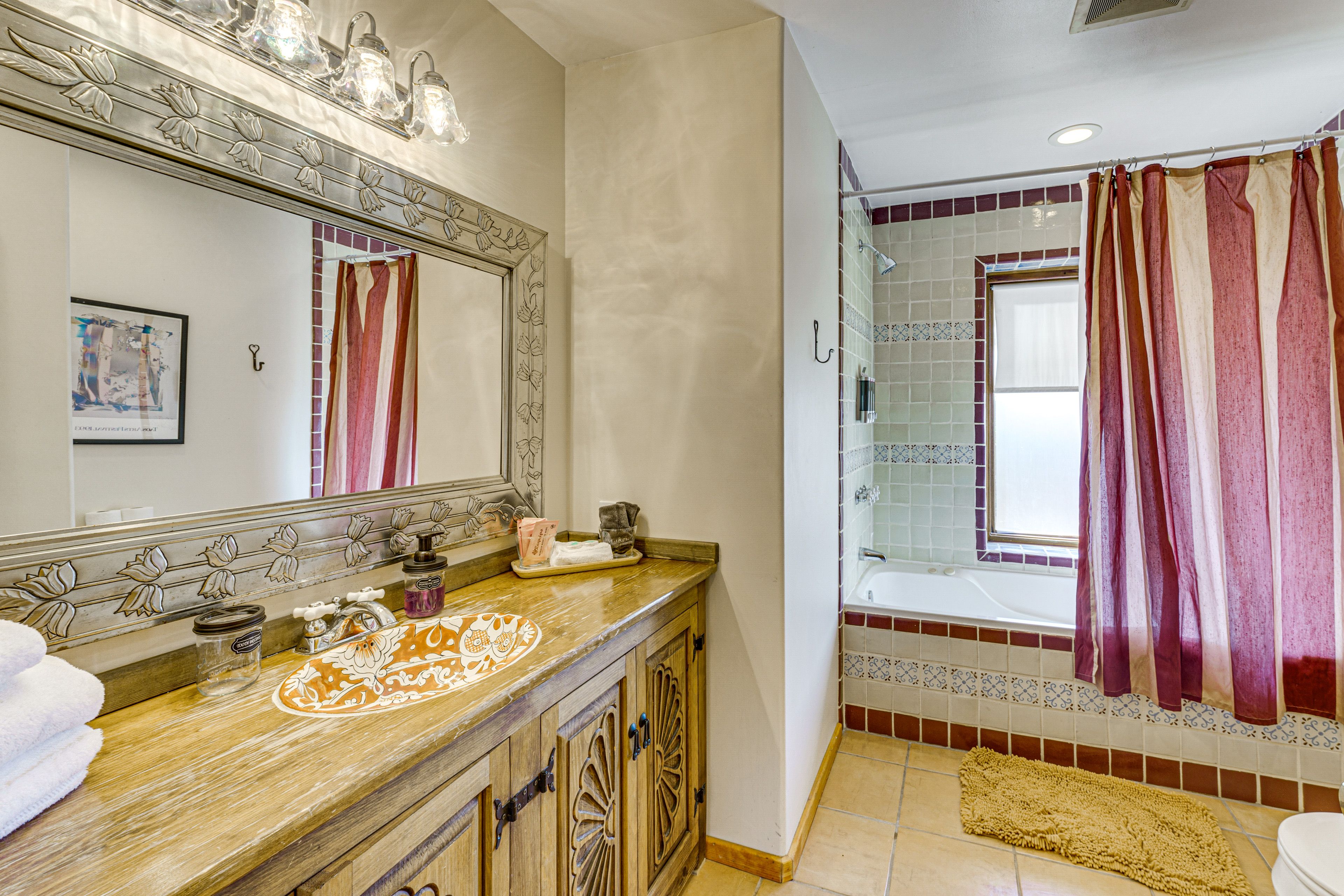 Full Bathroom | Towels Provided